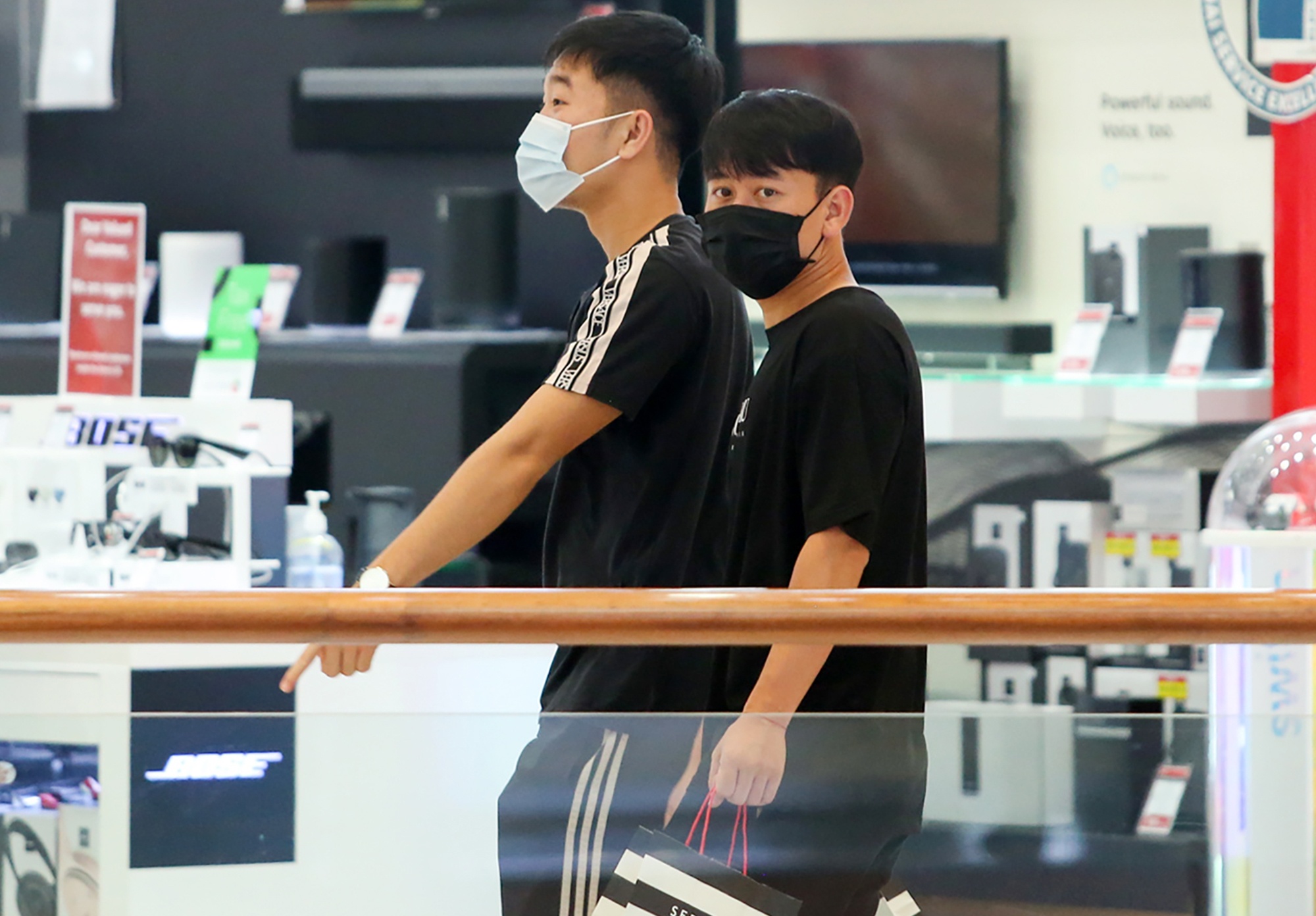 Xuan Truong va dong doi tranh thu mua sam o Dubai hinh anh