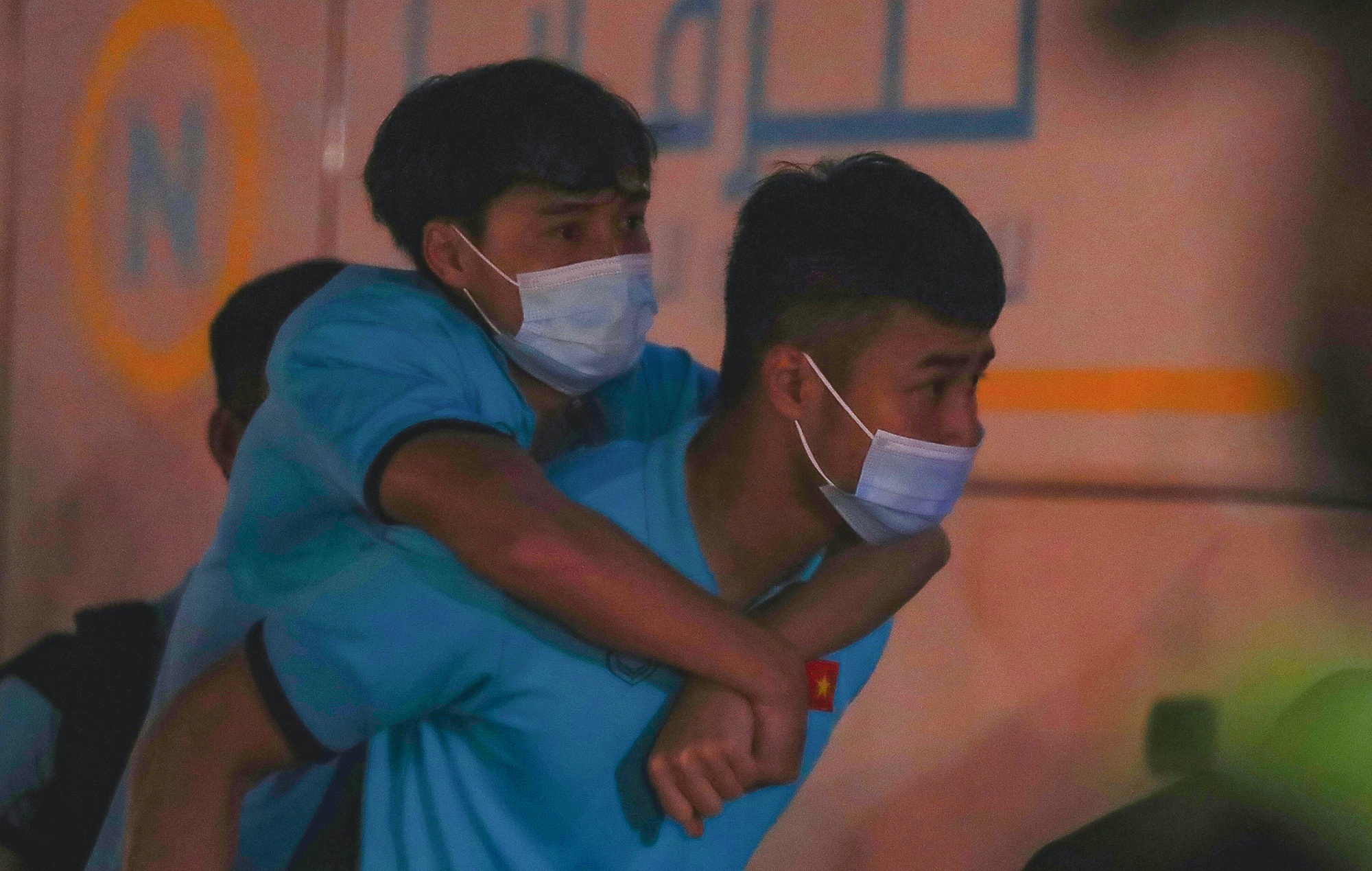 Van Toan nho dong doi cong ra xe sau tran thang Indonesia hinh anh