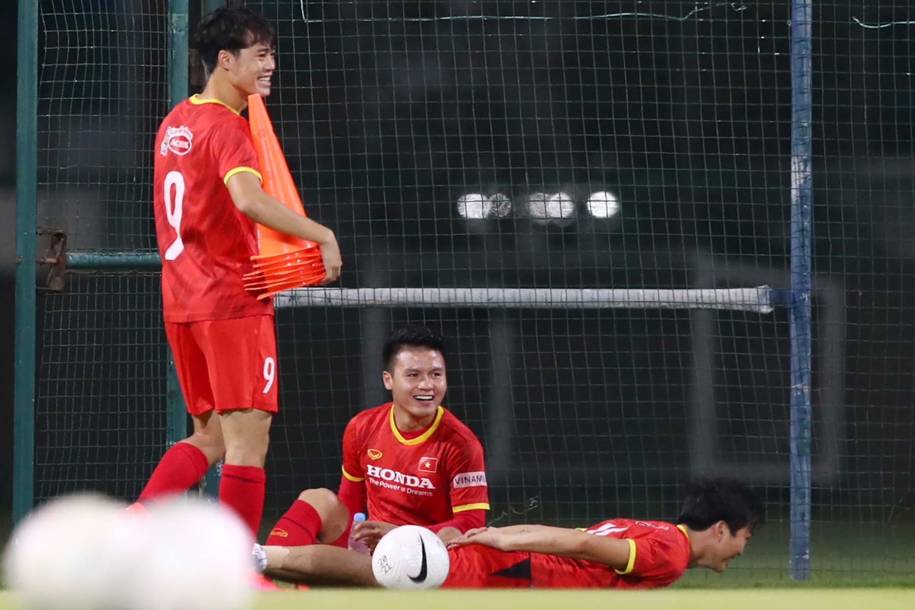 Quang Hai pha tro giup Tuan Anh bot buon trong buoi tap hinh anh