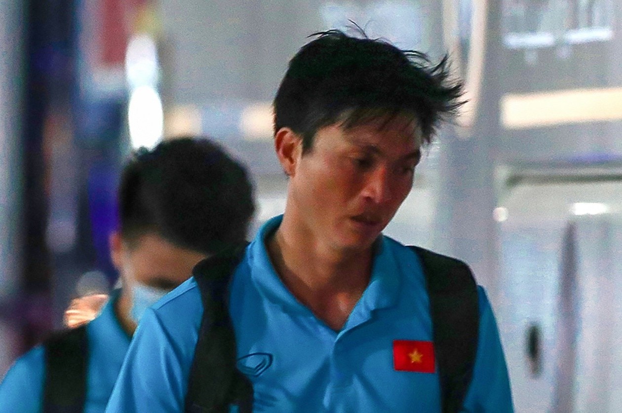 Tuan Anh buon ba ra xe tro ve khach san hinh anh