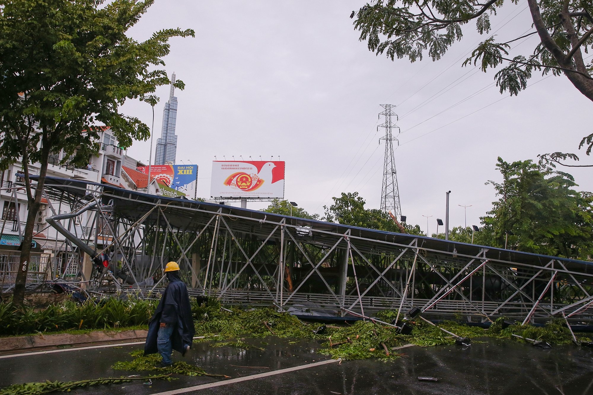 Bien quang cao do sap sau con mua lon o TP.HCM hinh anh