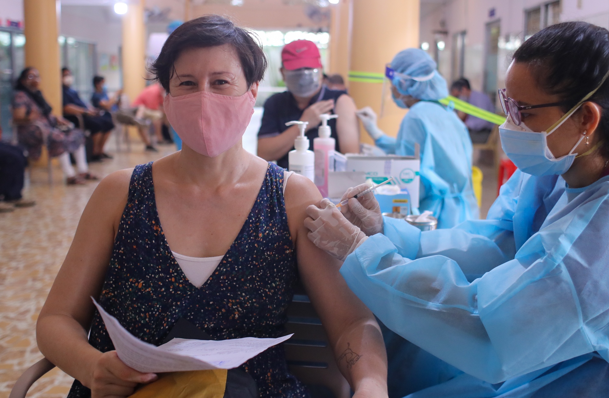 nguoi nuoc ngoai tiem vaccine anh 4