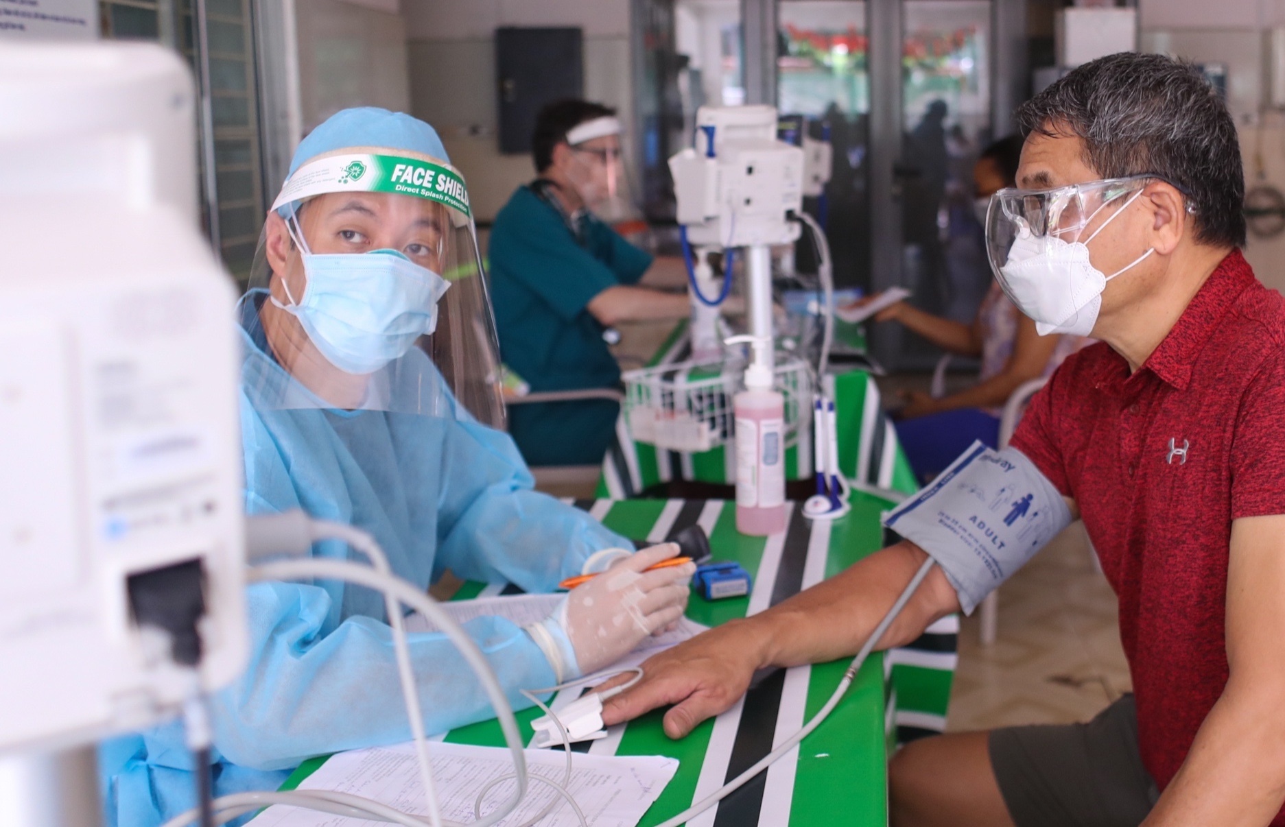 nguoi nuoc ngoai tiem vaccine anh 6