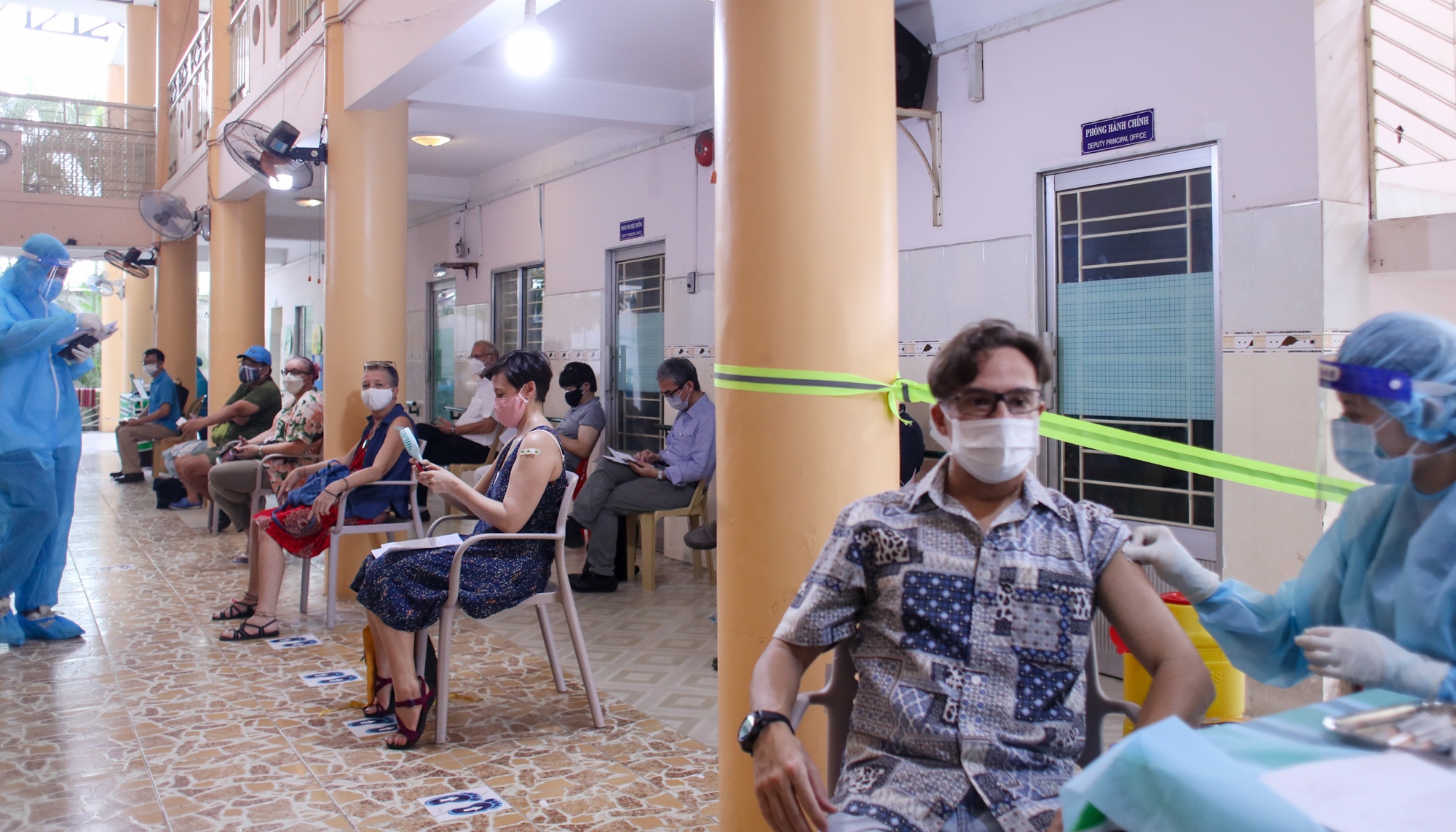 nguoi nuoc ngoai tiem vaccine anh 2