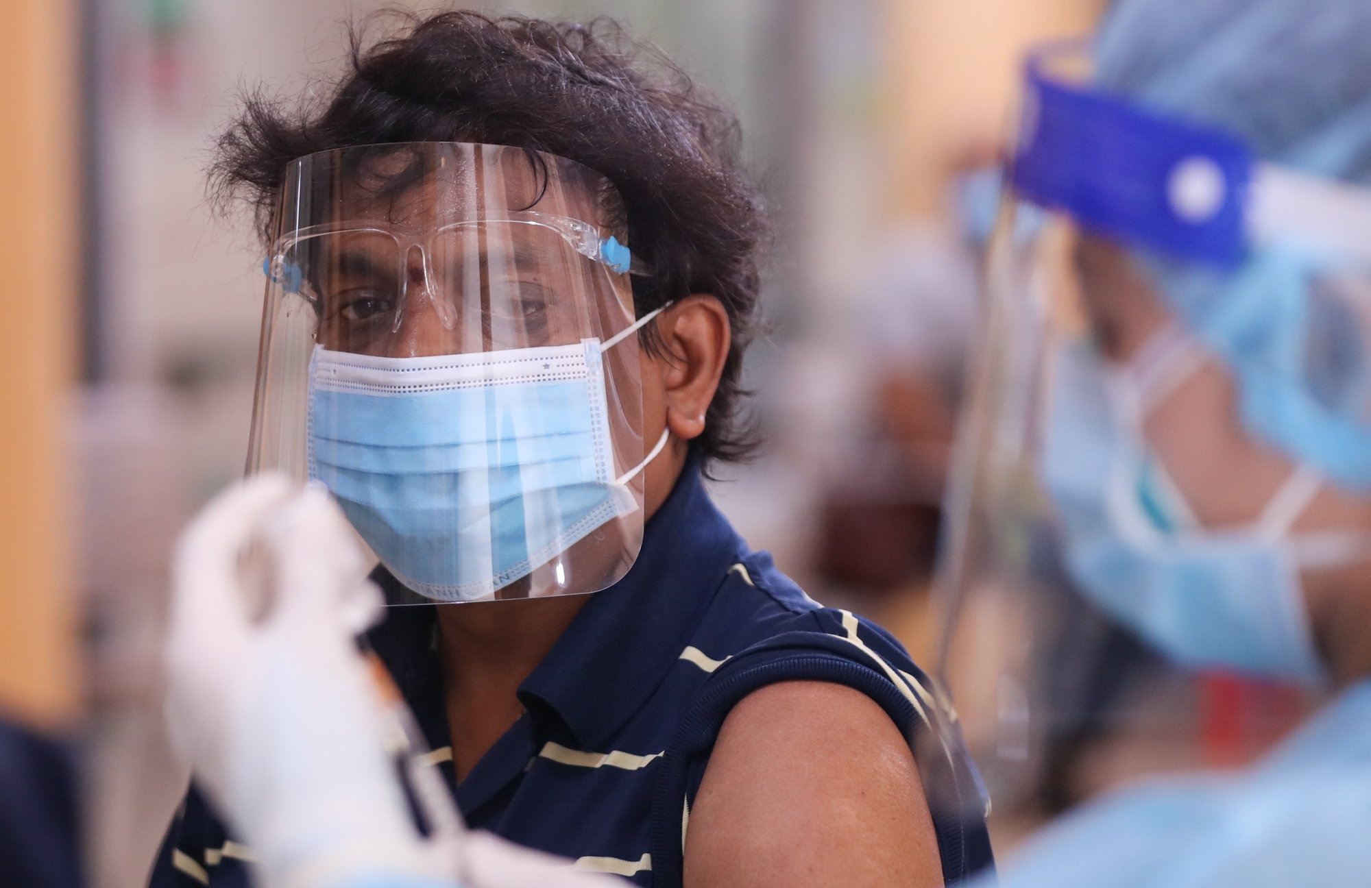 Nguoi nuoc ngoai tai TP Thu Duc cam kich khi duoc tiem vaccine hinh anh