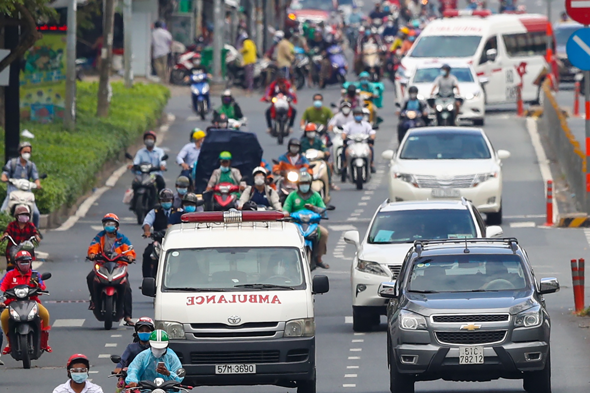 TP.HCM tap nap xe co truoc ngay siet chat gian cach hinh anh