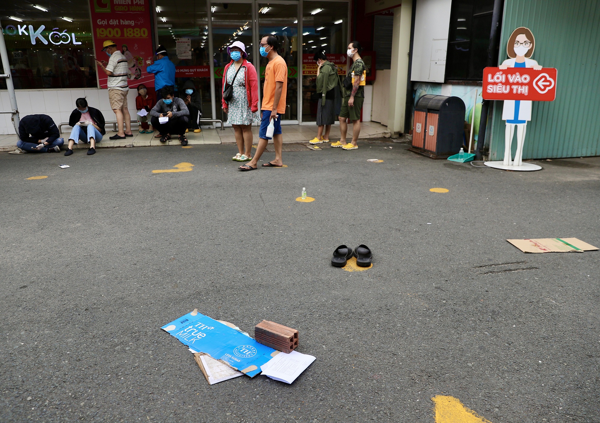 nguoi dan mua sam anh 1