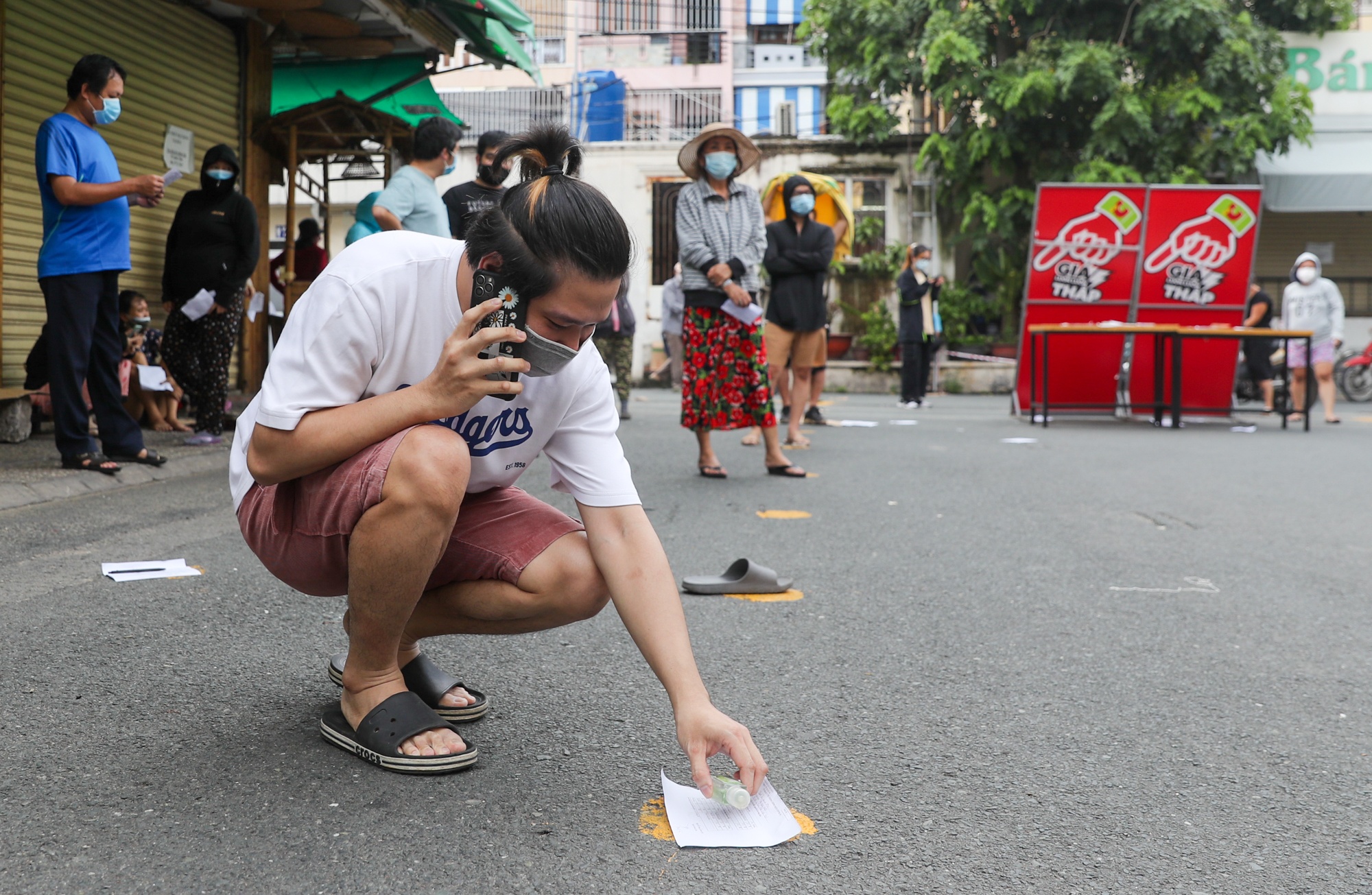Nguoi dan dung gach, dep de giu cho vao sieu thi o TP.HCM hinh anh