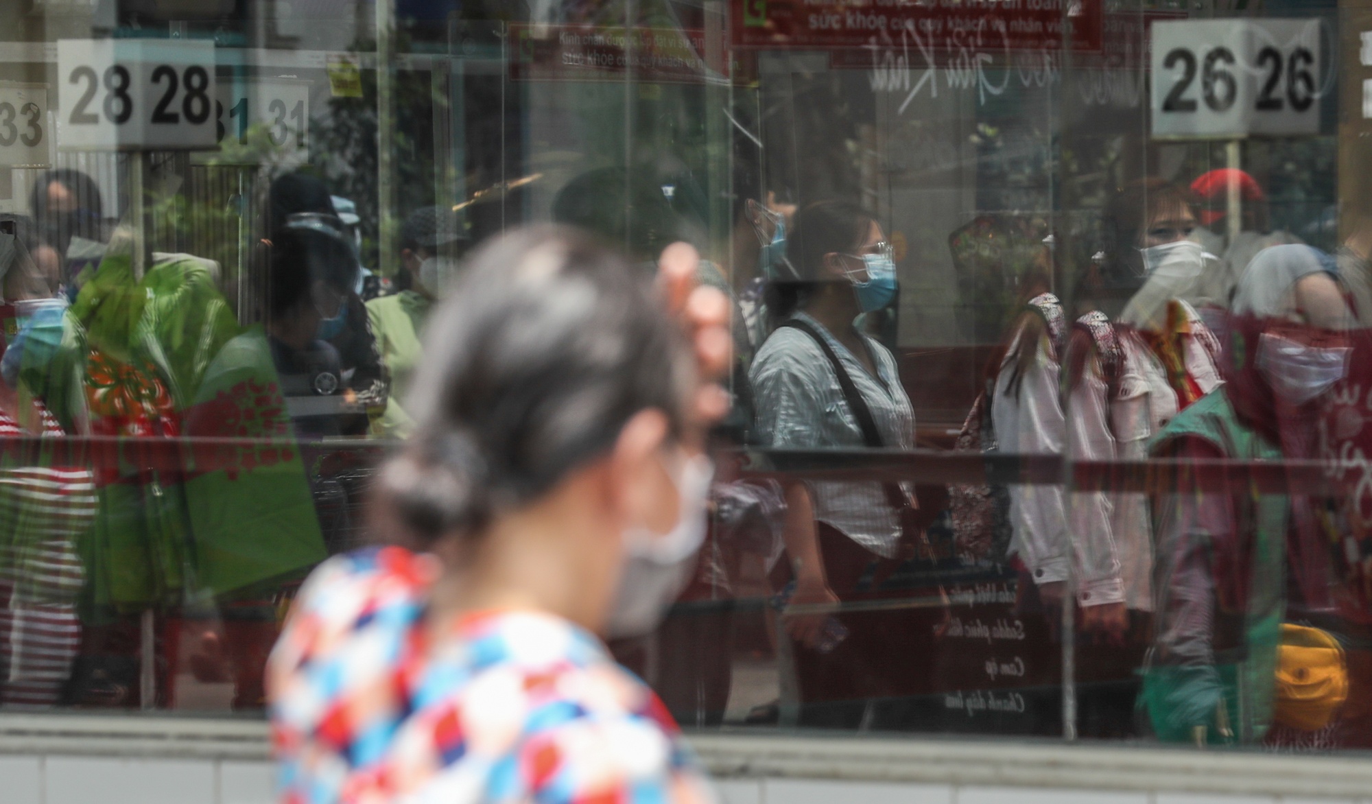 nguoi dan mua sam anh 4