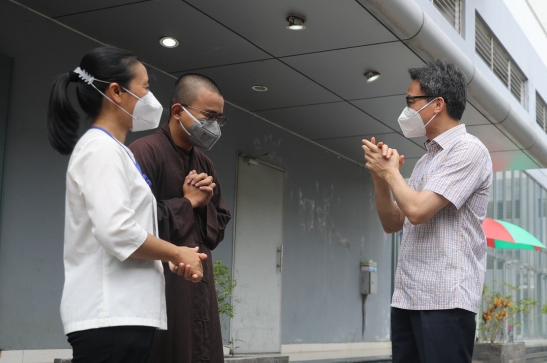 Pho thu tuong Vu Duc Dam tham bep an tu thien ho tro y bac si o TP.HCM hinh anh