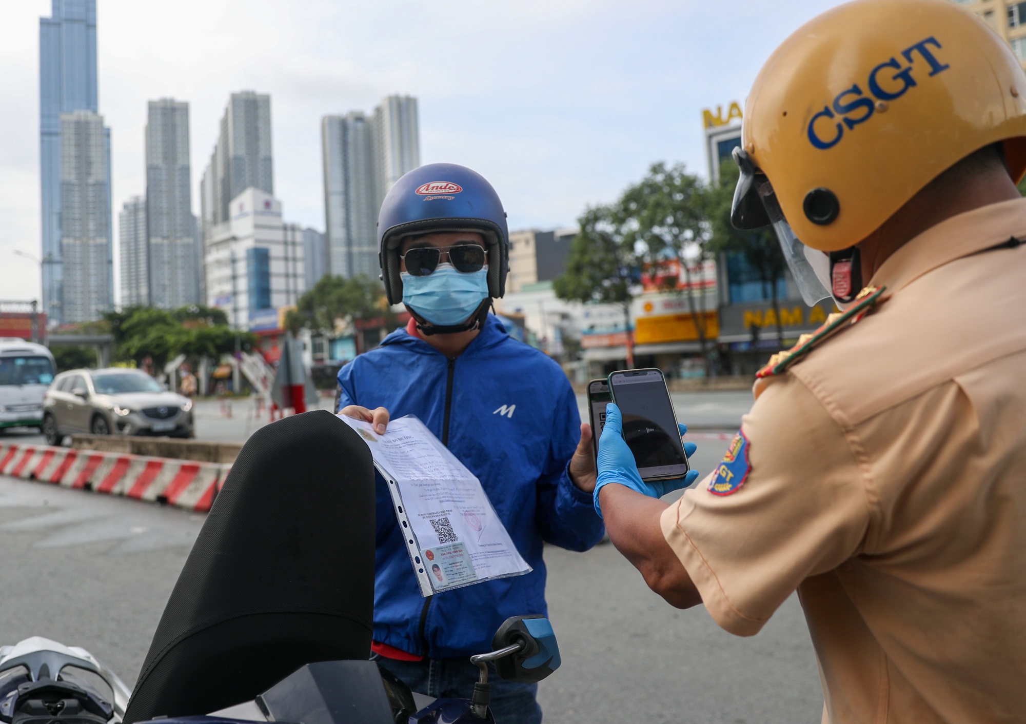 Nhieu nguoi o TP.HCM quen khai bao di chuyen noi dia khi ra duong hinh anh