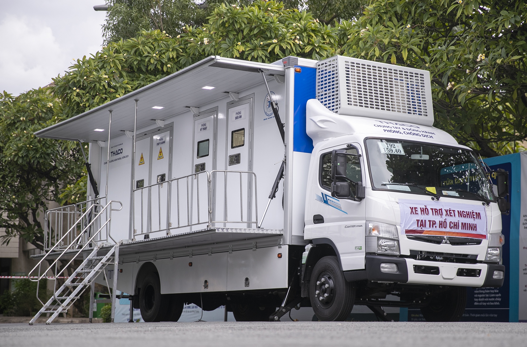 Xe chup X-quang va sieu am ho tro dieu tri Covid-19 tai TP.HCM hinh anh