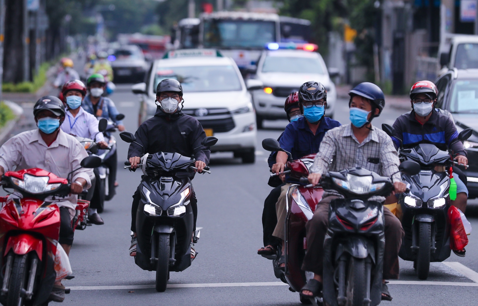 Duong pho TP.HCM dong tro lai hinh anh
