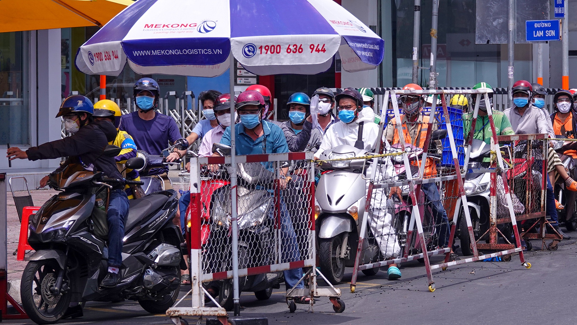 Chot kiem soat dich o TP.HCM trong ngay dau dot gian cach moi hinh anh