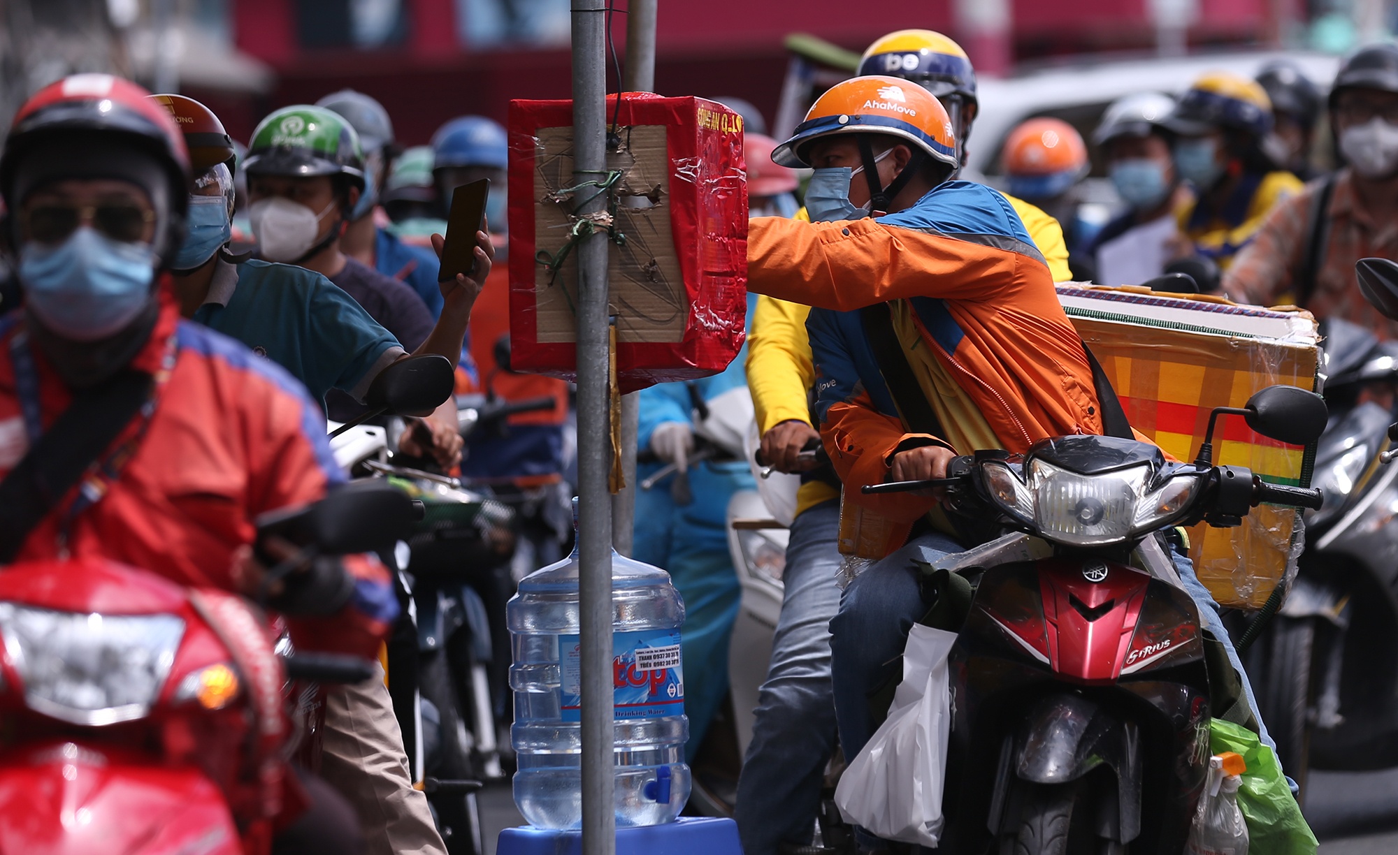 Duong pho TP.HCM nhon nhip khi hon 80.000 shipper duoc hoat dong hinh anh