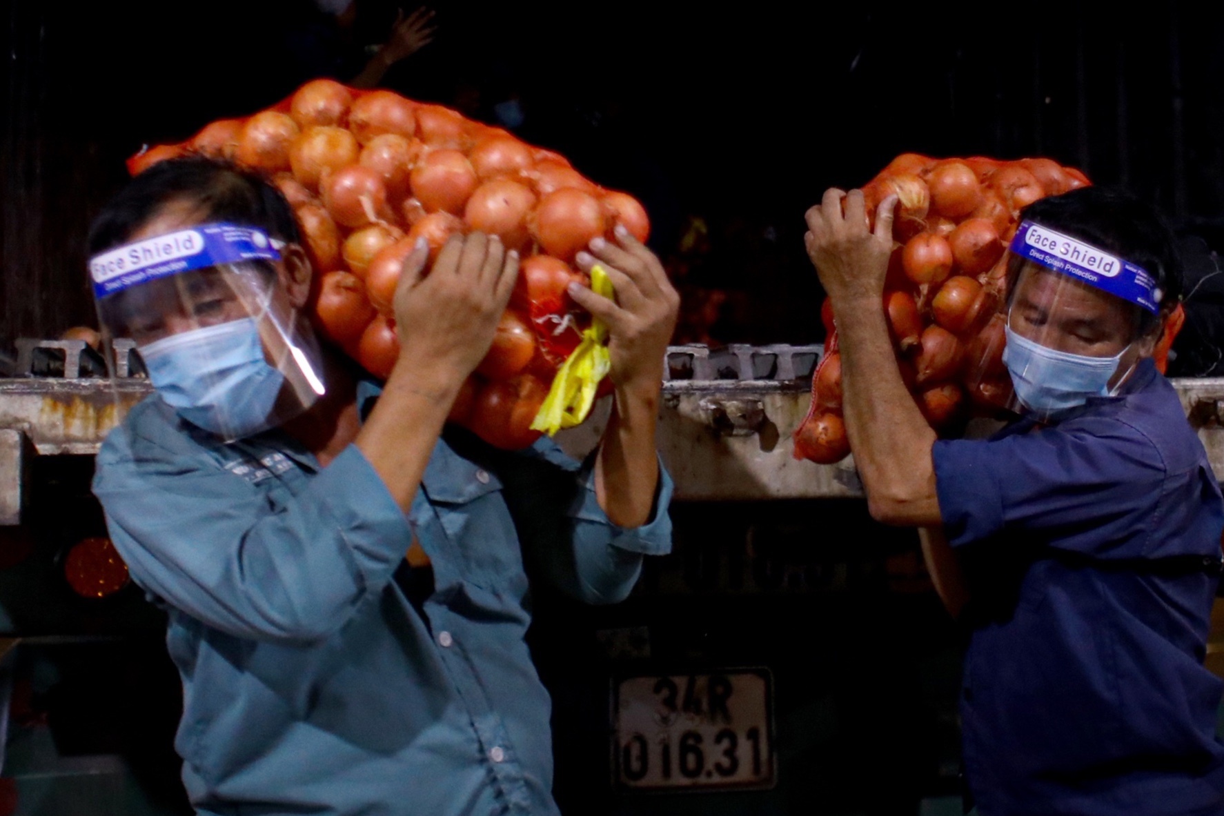 Nguoi tiem du 2 mui vaccine duoc san xuat, van chuyen hang hoa hinh anh