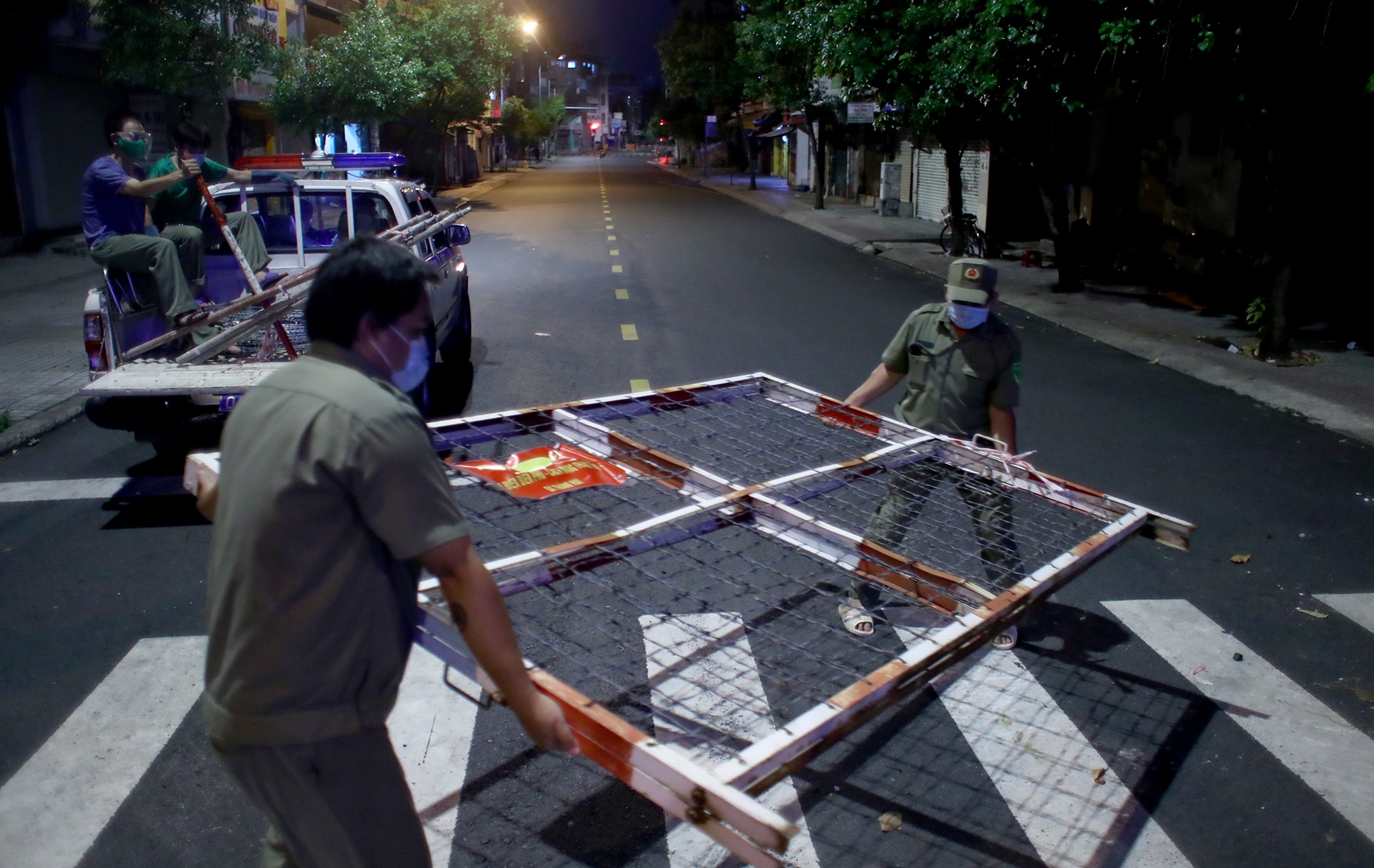 Go rao chan tai nhieu tuyen duong o TP.HCM hinh anh