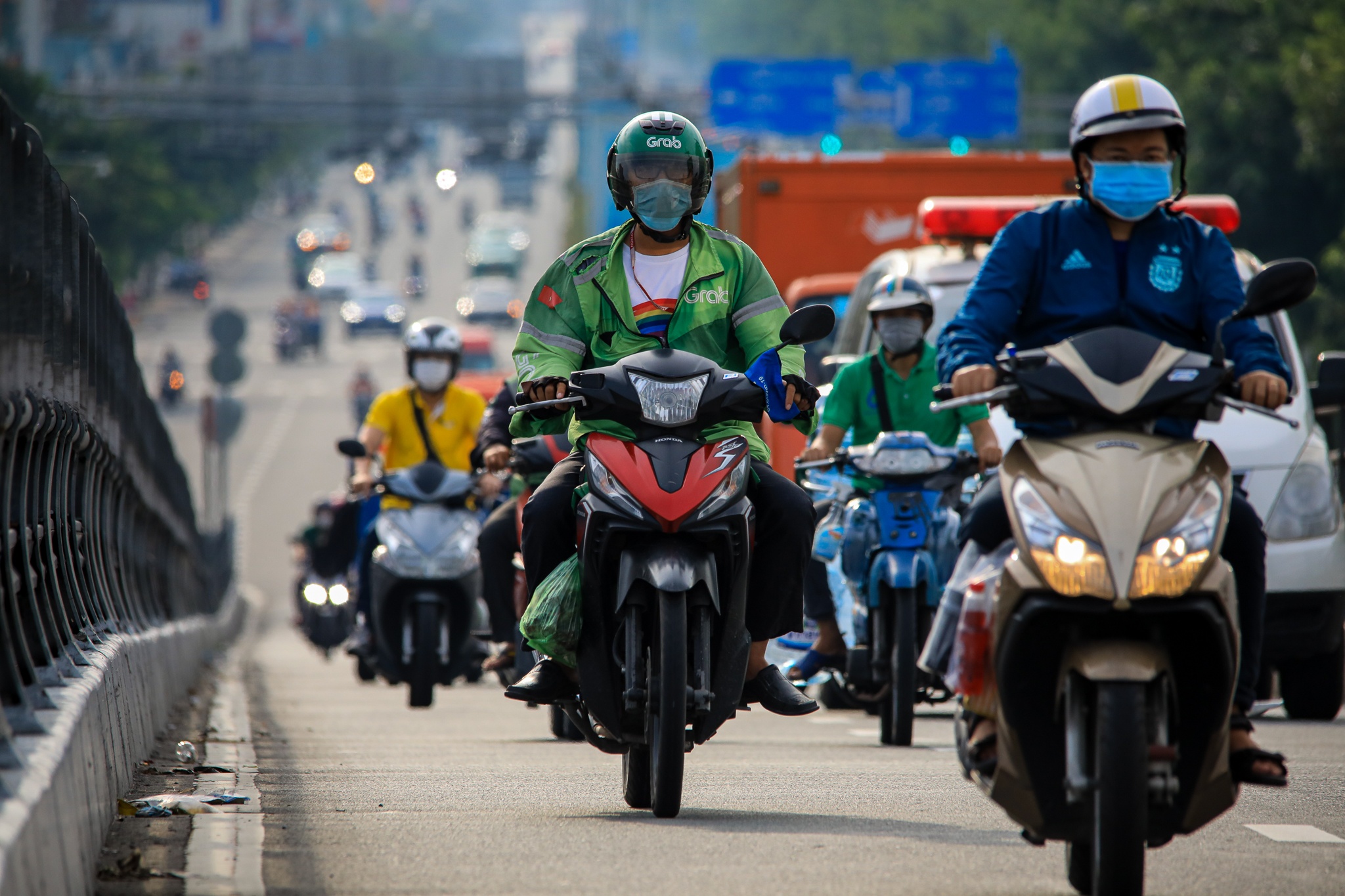 Duong pho TP.HCM truoc ngay 1/10 hinh anh