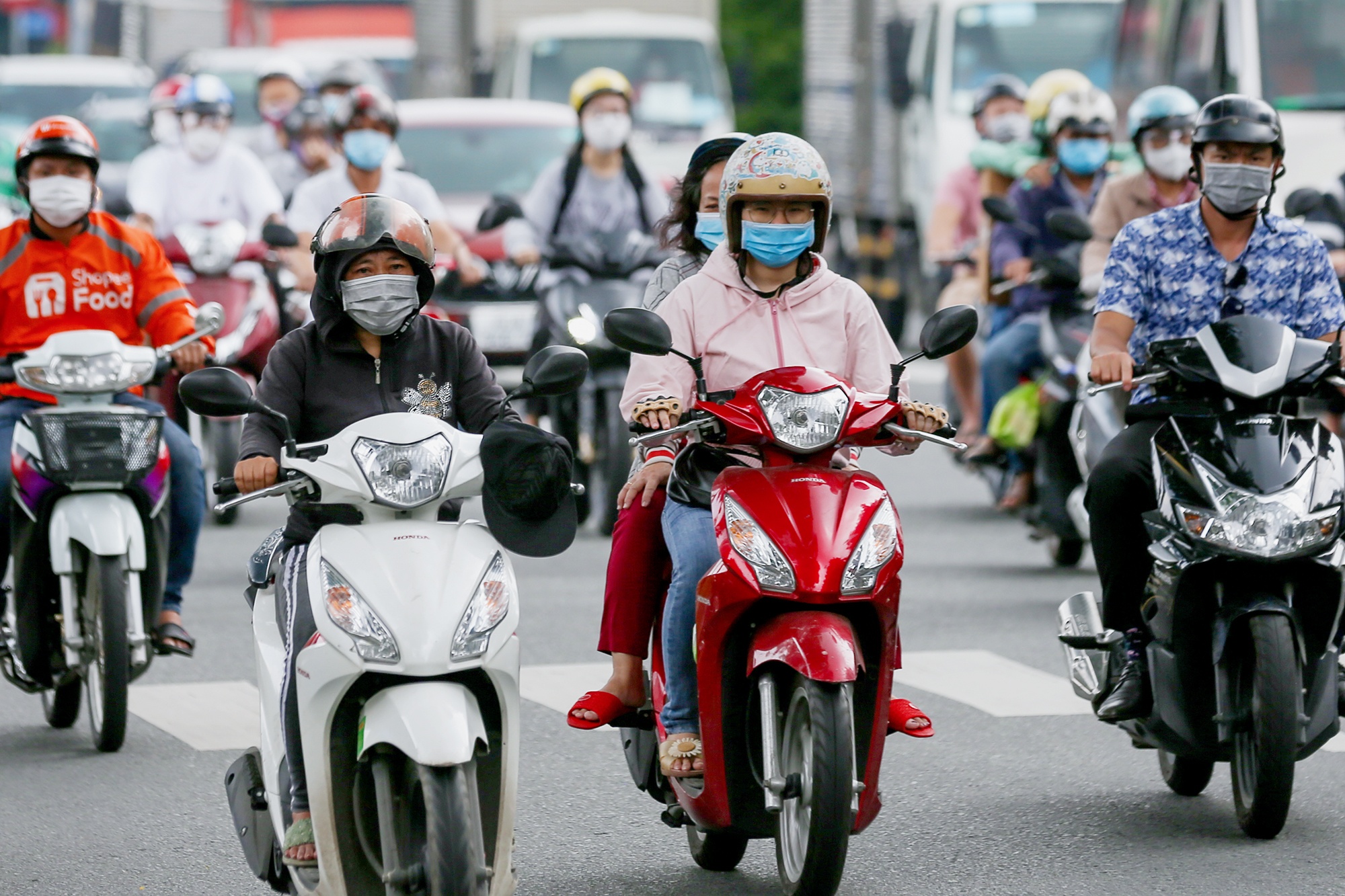 Xe co noi duoi tren duong ngay dau TP.HCM noi long gian cach hinh anh