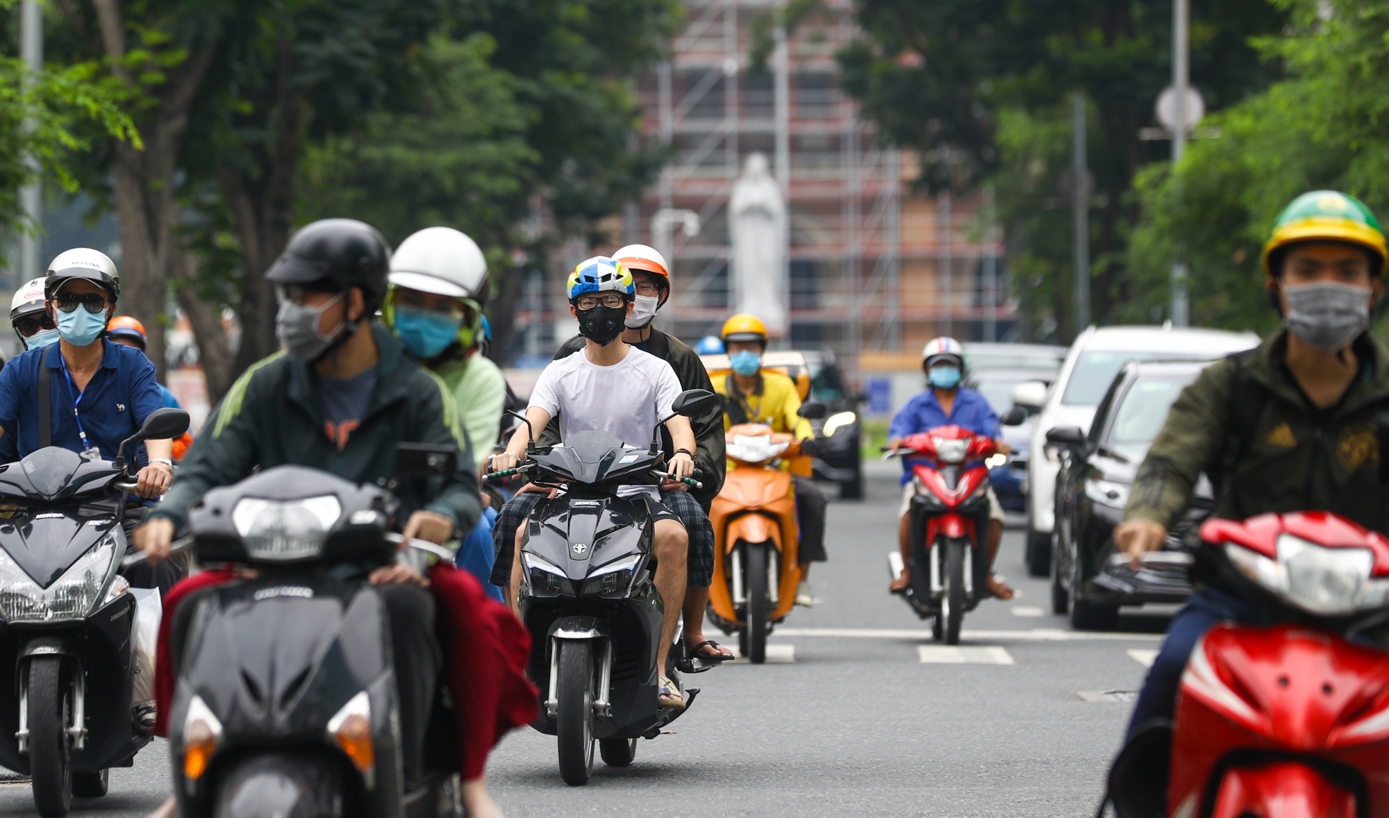 Trung tam TP.HCM tap nap xe co sang dau tuan hinh anh