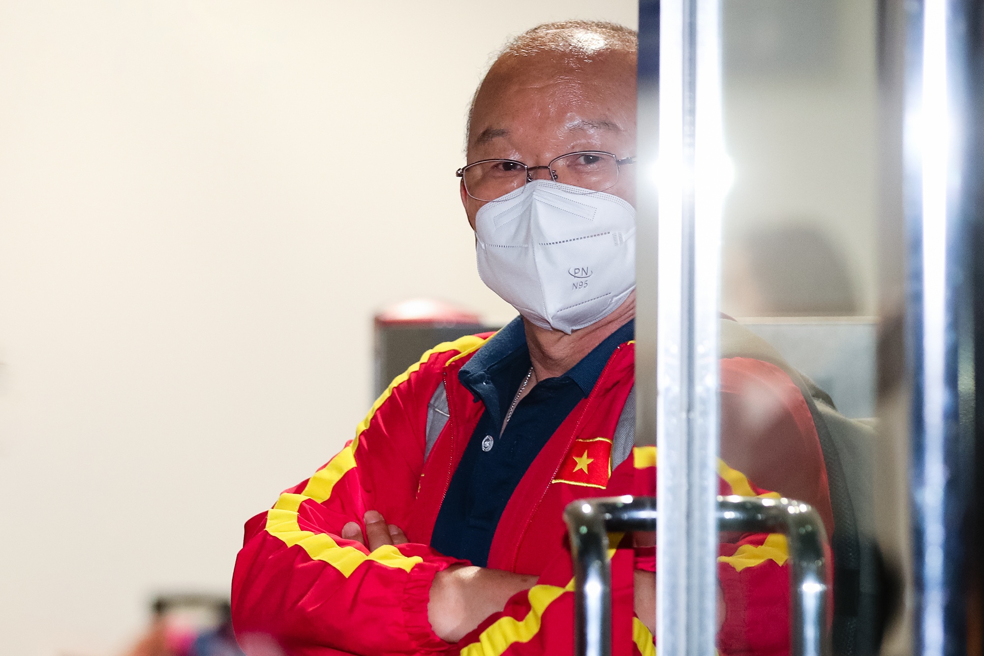 HLV Park Hang-seo kien nhan doi hoc tro vao san bay hinh anh