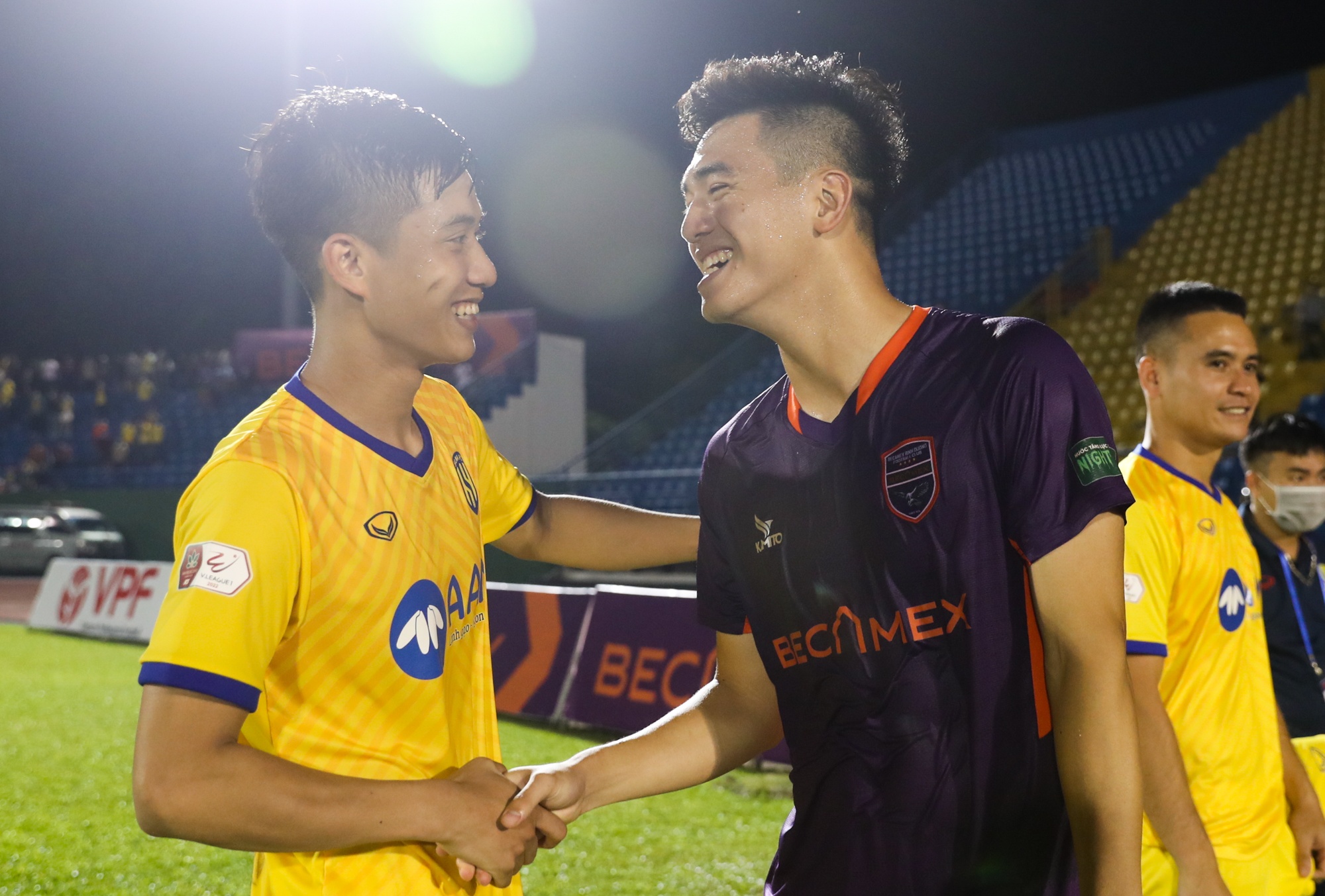 Tien Linh, Van Duc vui ve gap lai nhau o vong 1 V.League 2022 hinh anh