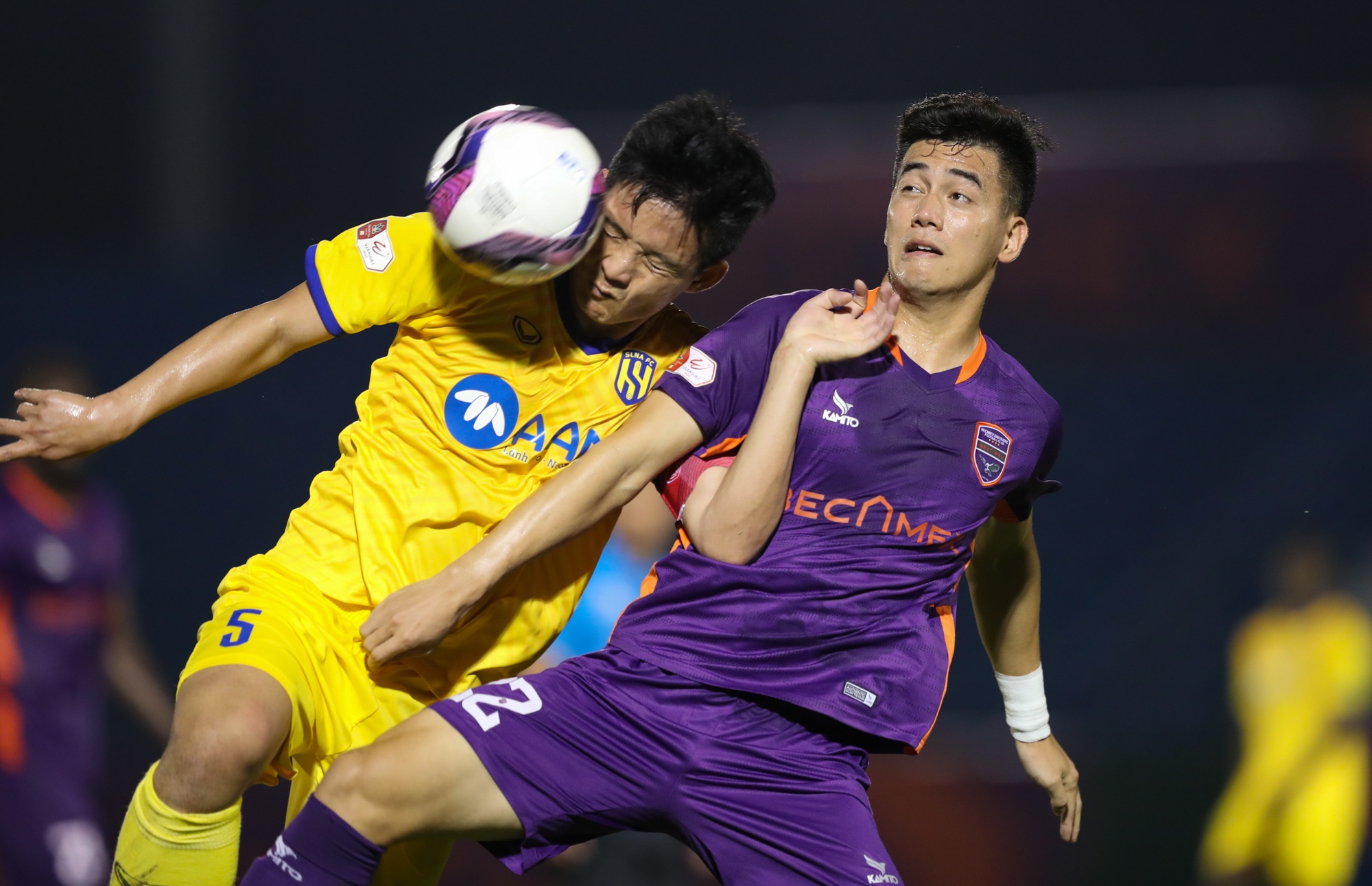 Tien Linh bat luc truoc hang thu cua SLNA hinh anh