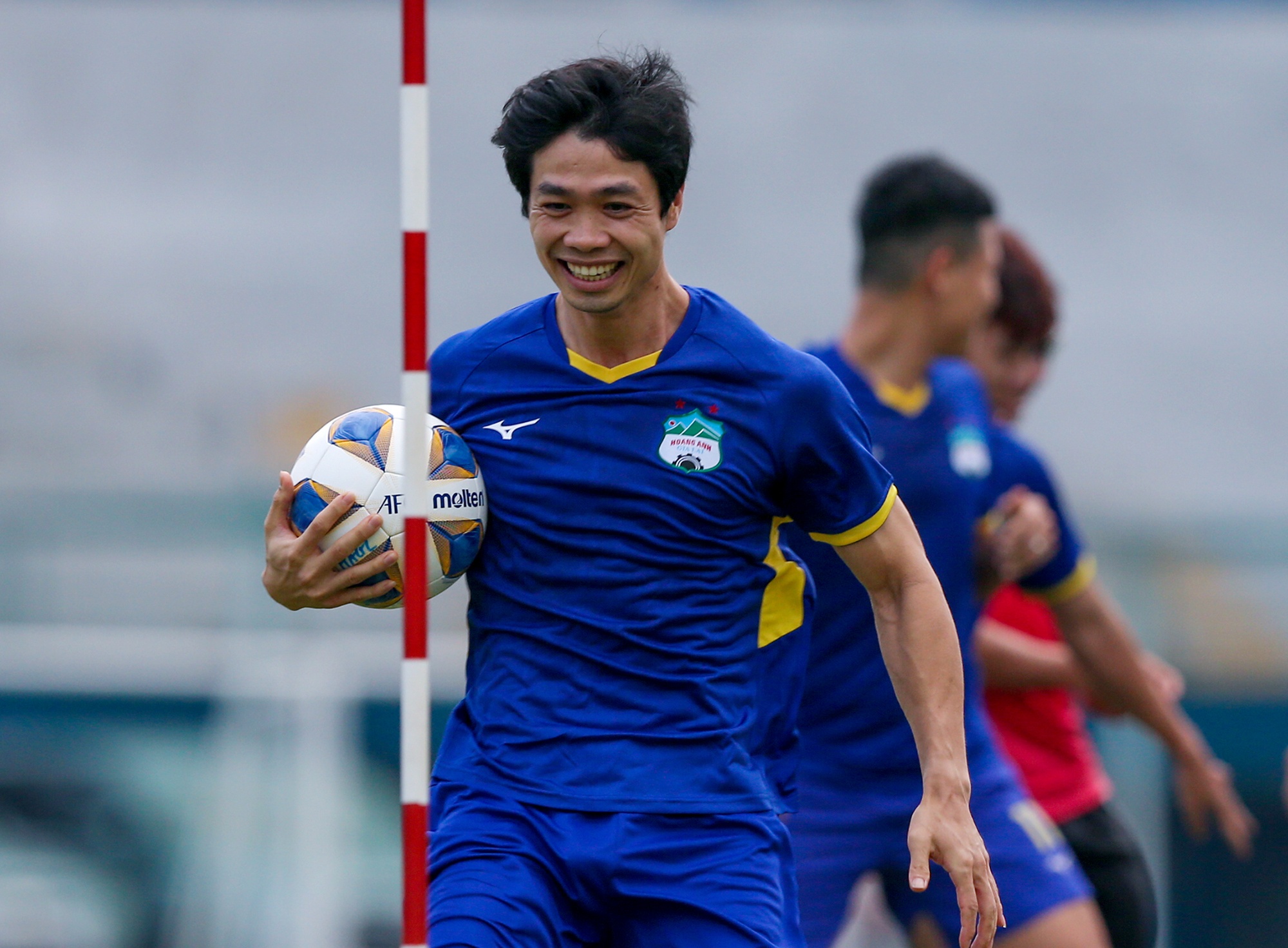 Cong Phuong, Tuan Anh vui ve truoc tran gap Yokohama hinh anh