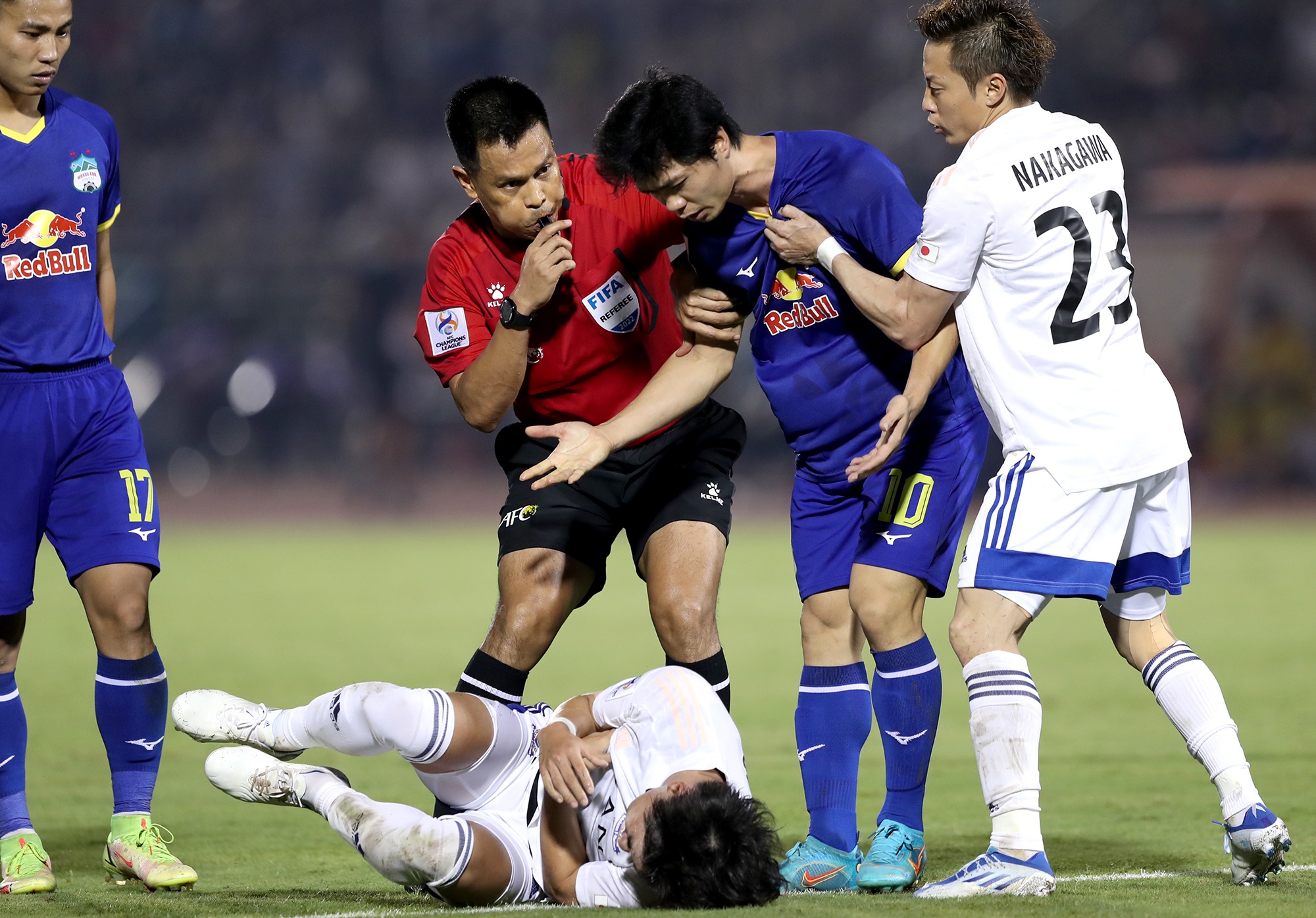 Cong Phuong noi cau voi doi thu trong tran dau o AFC Champions League hinh anh