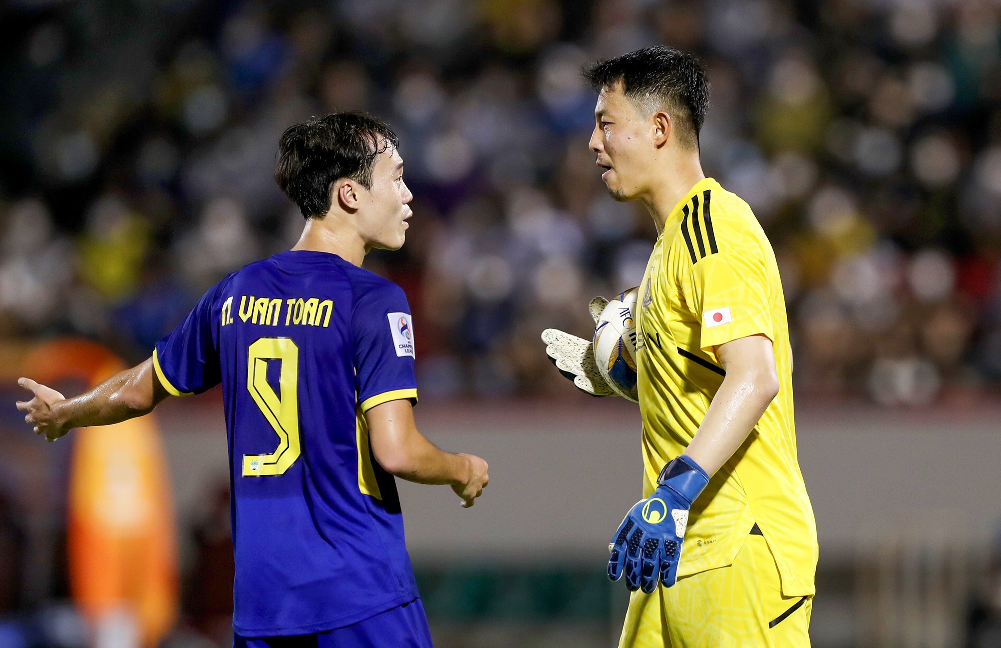 Van Toan giang hoa nhanh voi thu thanh Yokohama sau hieu lam hinh anh