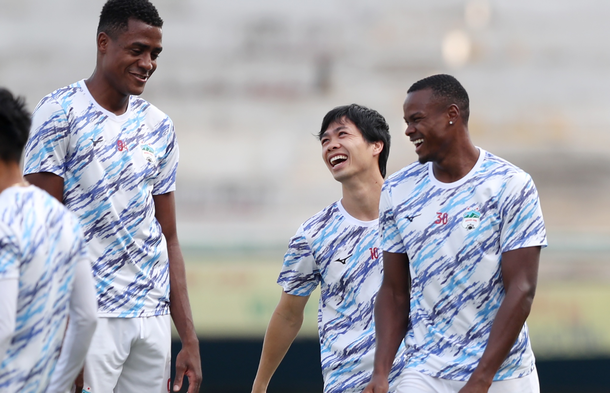 Cong Phuong lien tuc pha tro cung ngoai binh HAGL trong buoi tap hinh anh