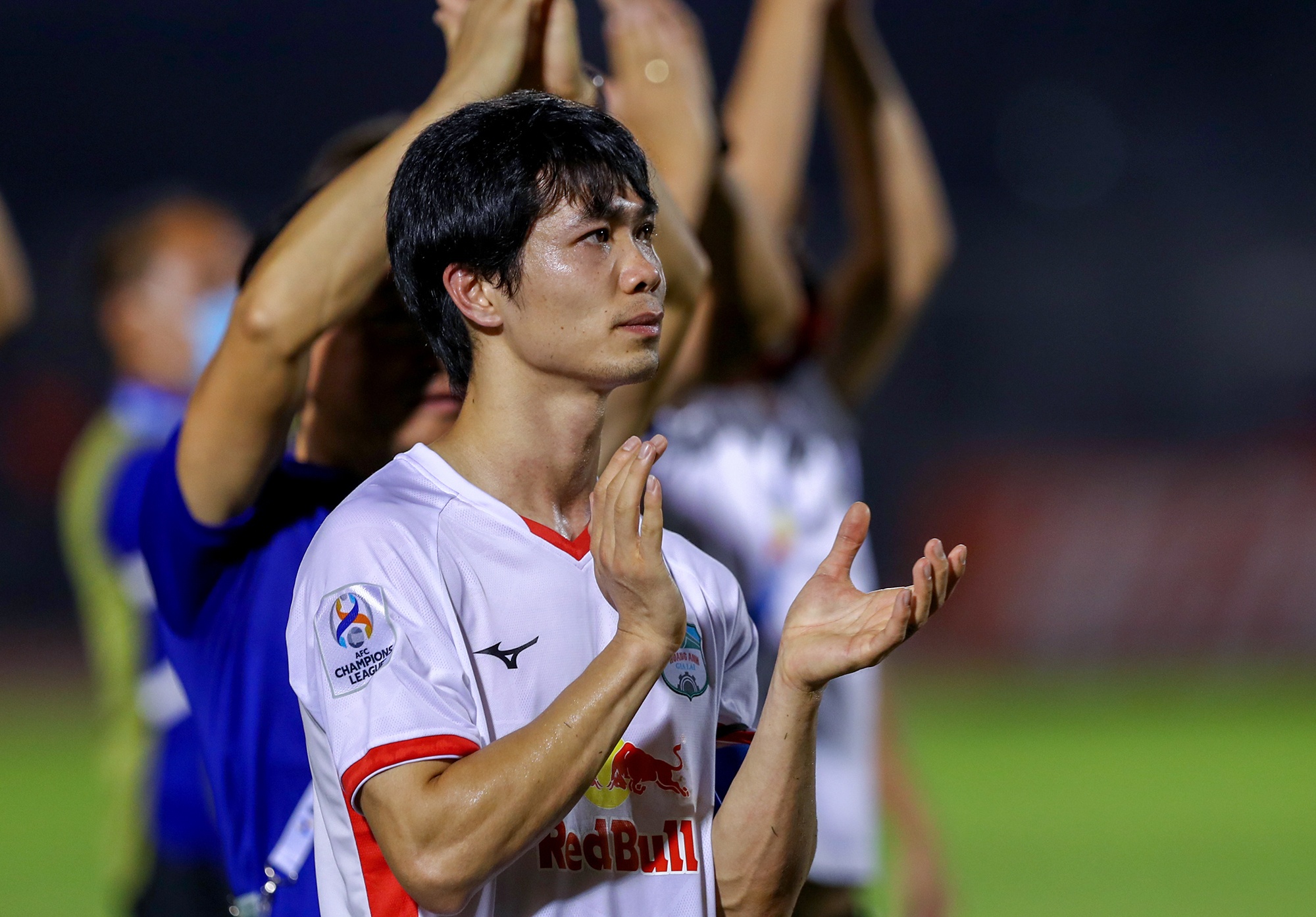 Cong Phuong the hien anh huong khi deo bang doi truong truoc Sydney FC hinh anh