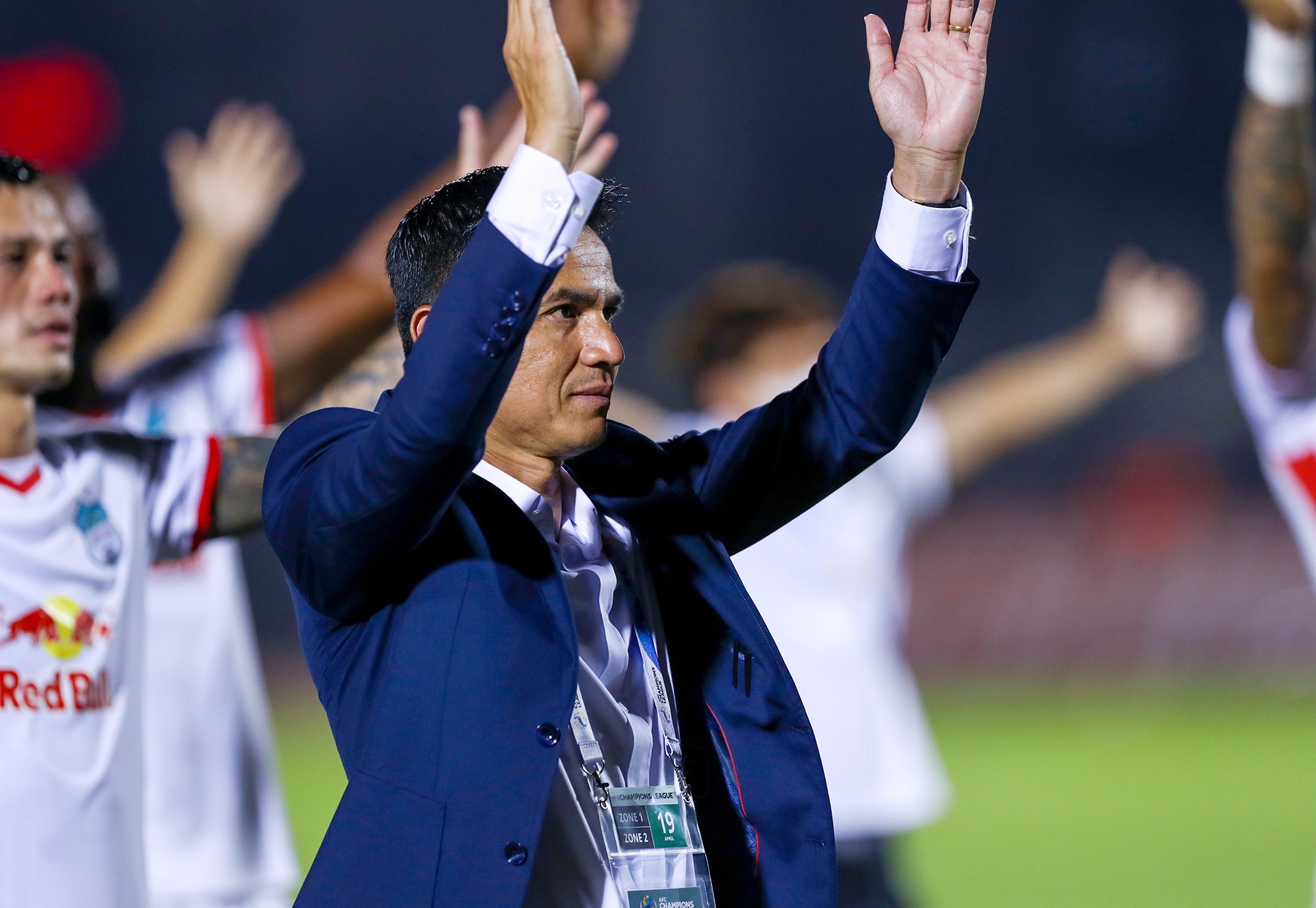 Tran hoa tiec nuoi cua thay tro HLV Kiatisuk truoc Sydney FC hinh anh