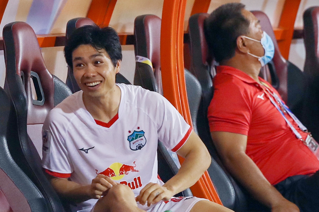 Cong Phuong cuoi dua du bi Kiatisuk thay som hinh anh