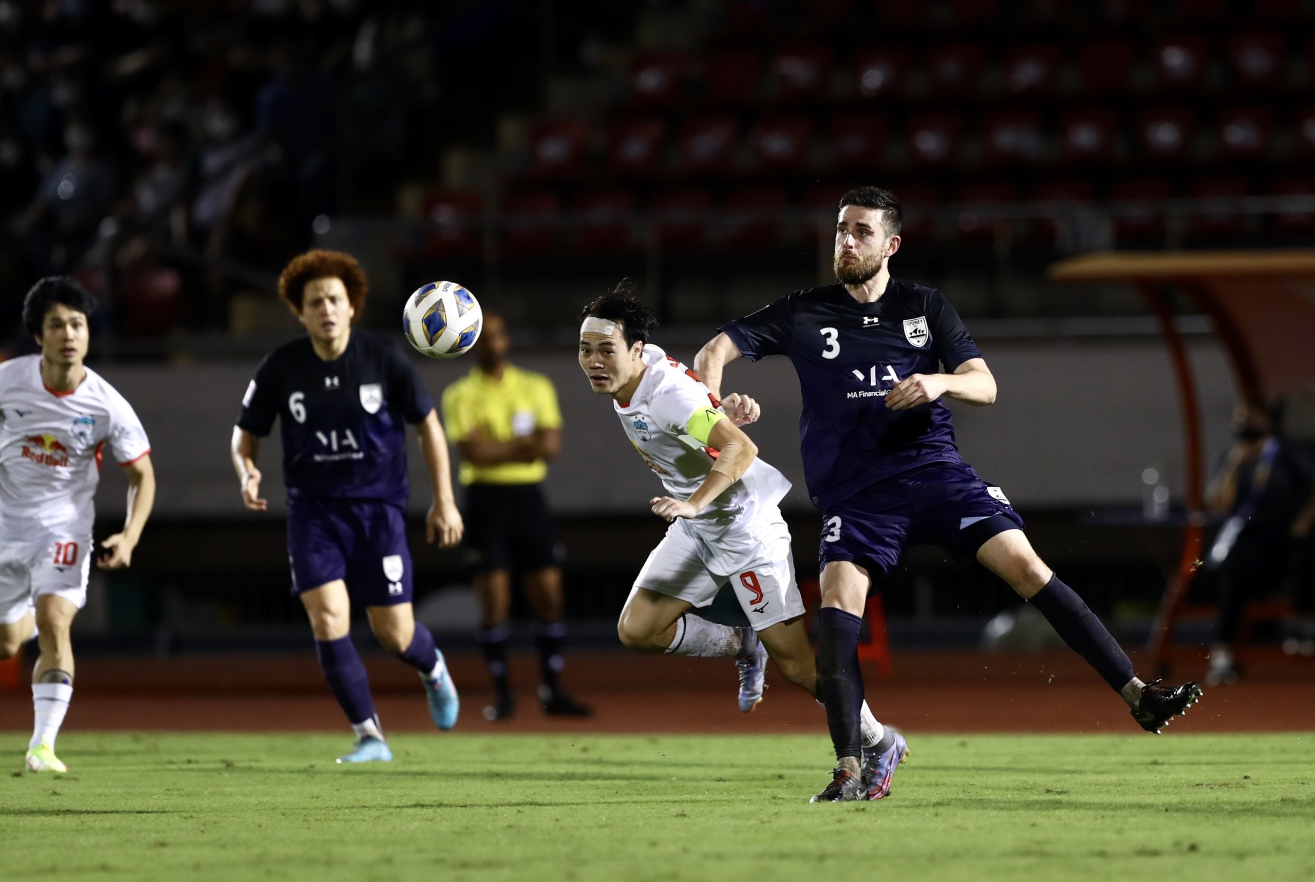 Van Toan lan xa suot 90 phut trong chien thang truoc Sydney hinh anh