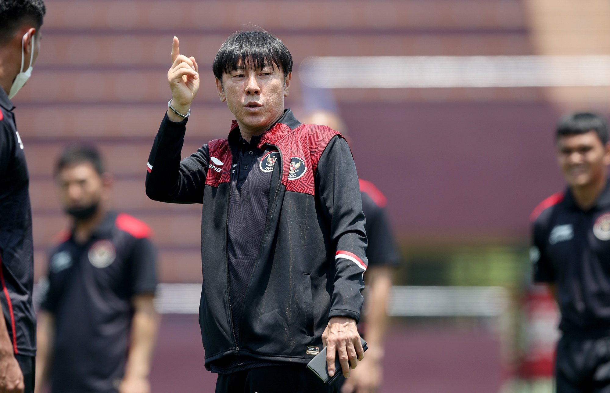 HLV Shin Tae-yong ren rieng hoc tro luc giua trua hinh anh