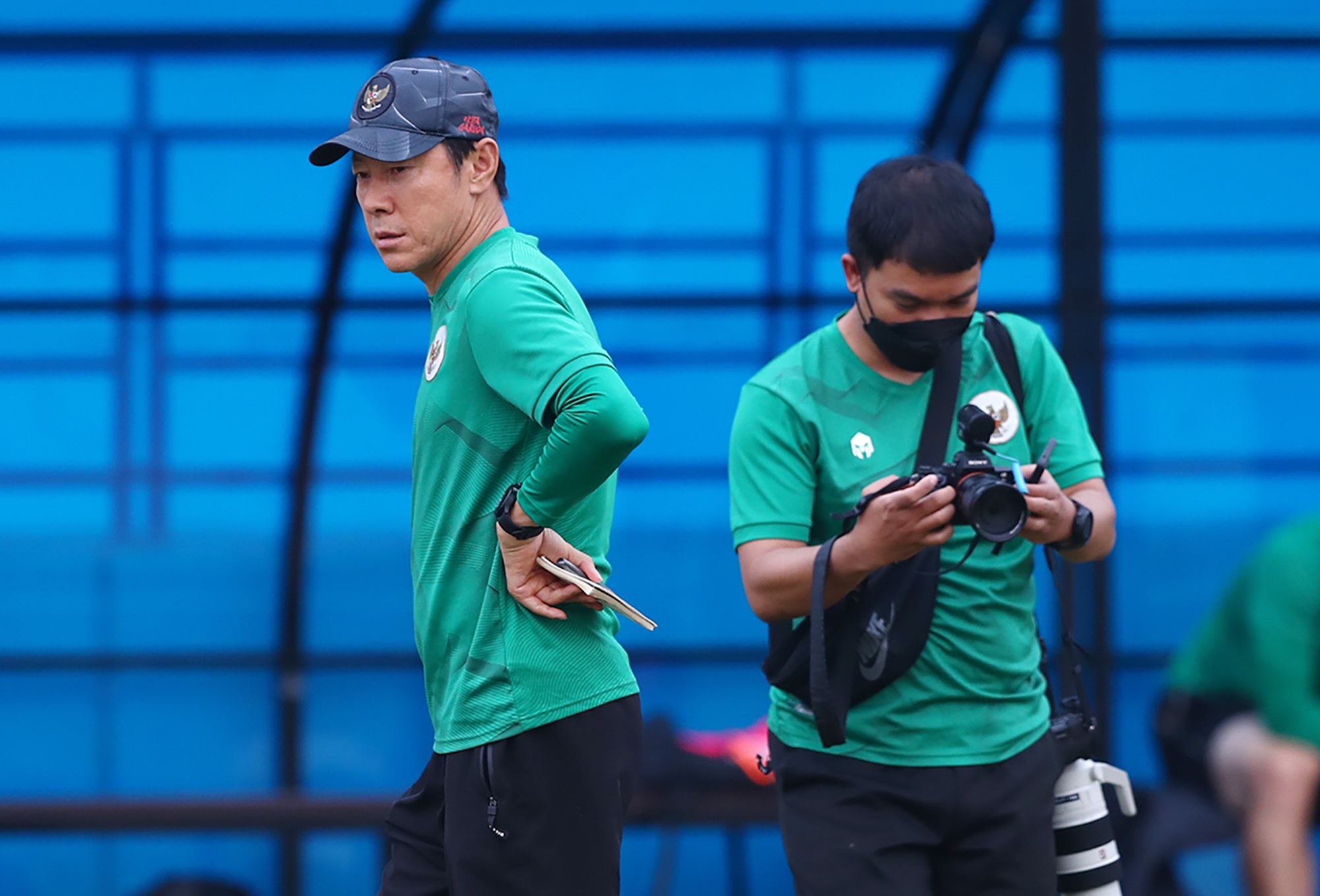 HLV U23 Indonesia buoc tro ly ghi hinh lai be mat co san tap hinh anh