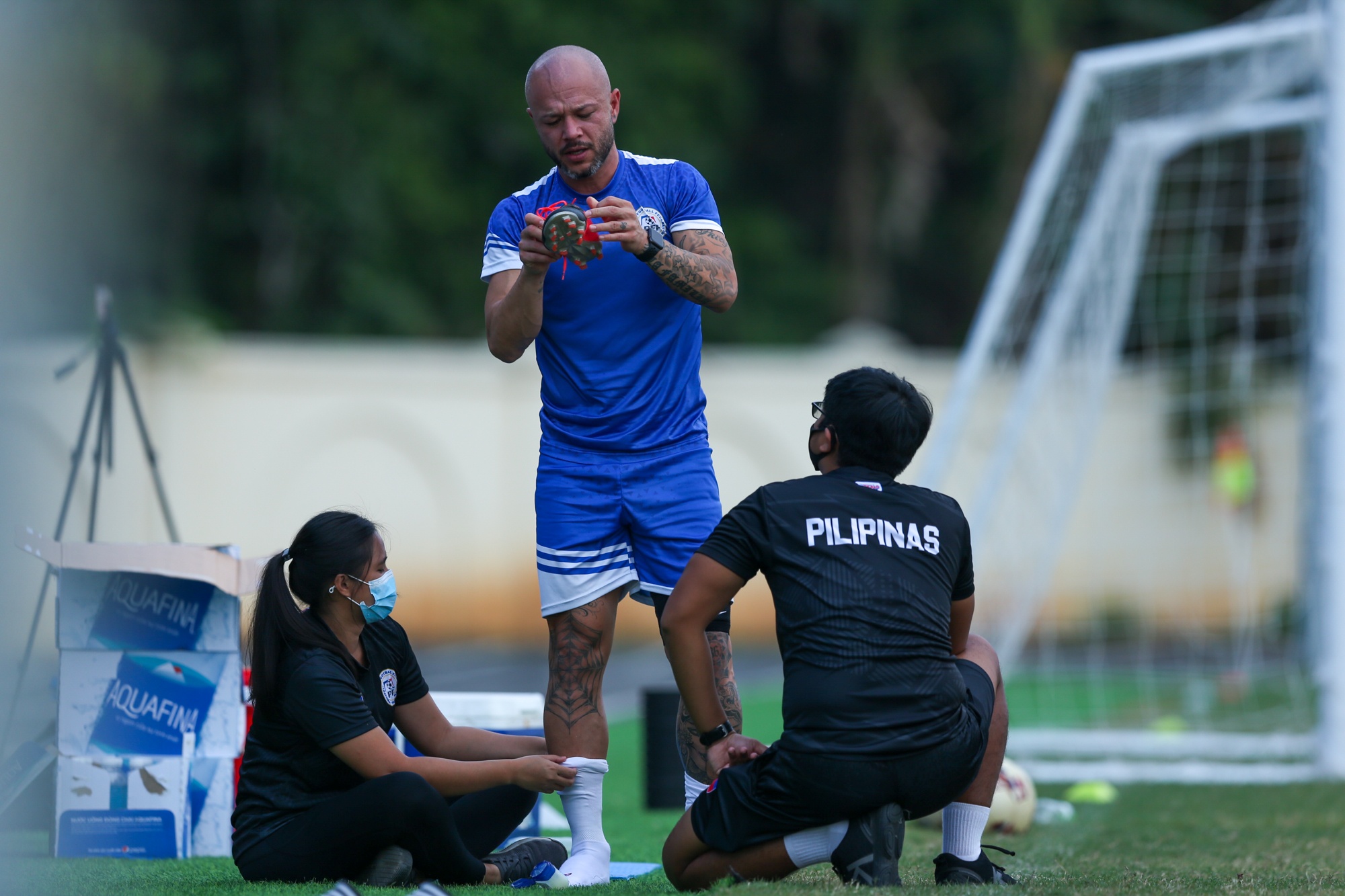 Doi truong U23 Philippines dung ngang bai khoi dong trong buoi tap hinh anh