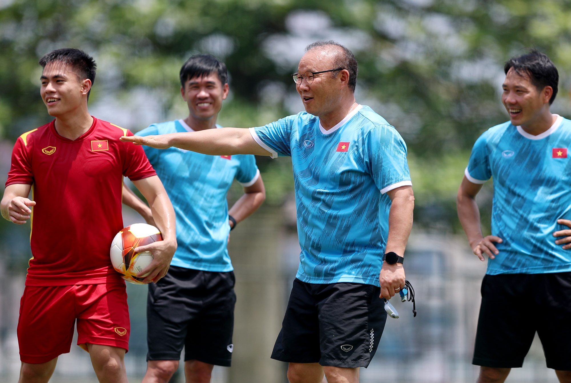 Ong Park bat ngo de mo buoi tap cua U23 Viet Nam hinh anh