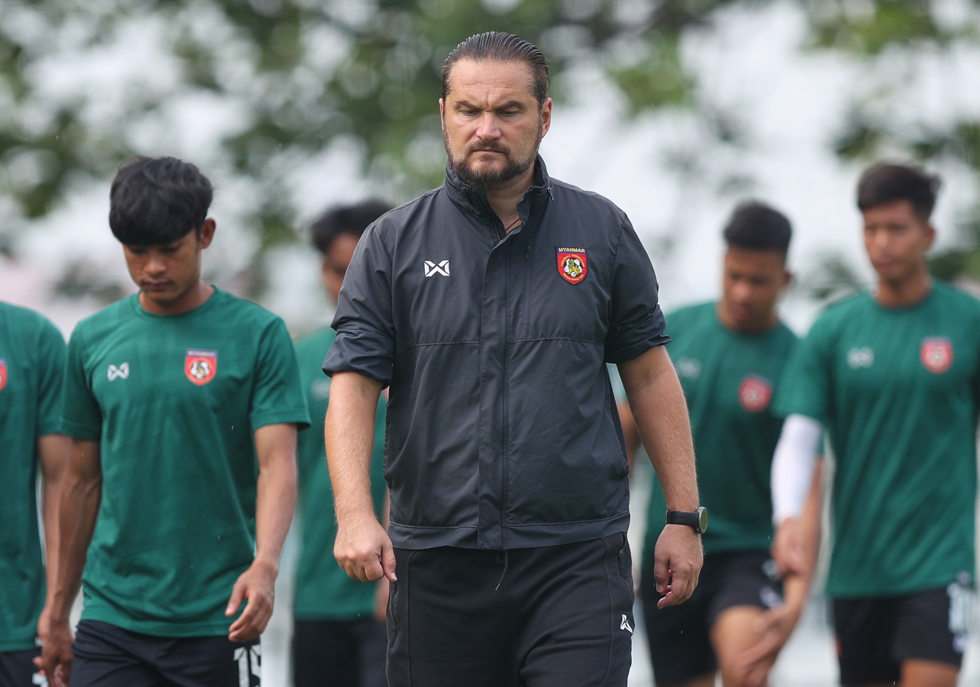 HLV U23 Myanmar duy tri net lanh lung voi hoc tro trong buoi tap hinh anh