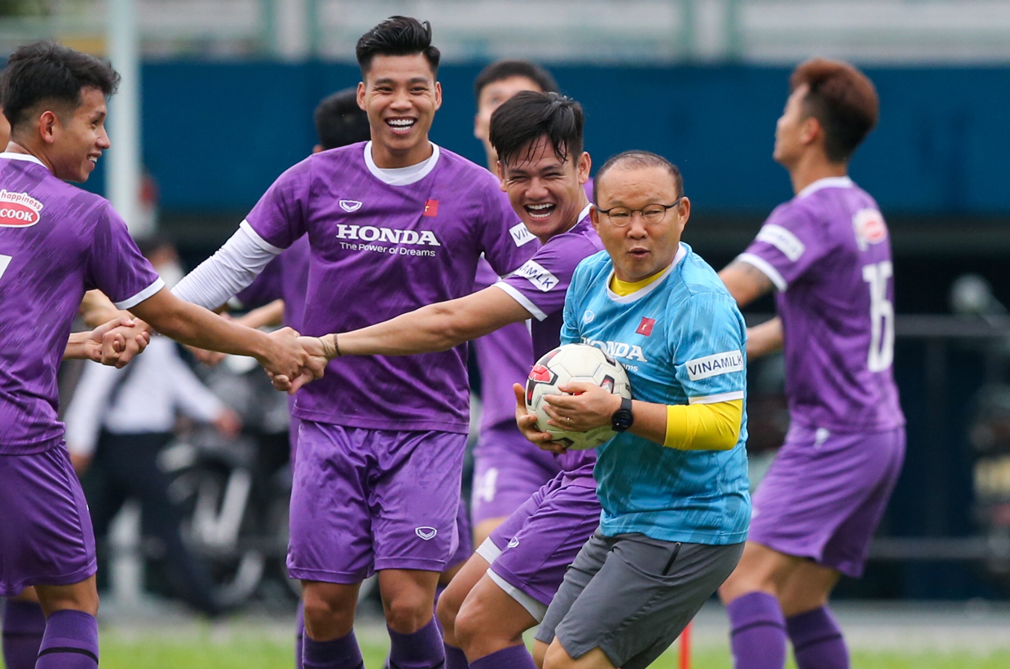 Ong Park lien tuc khien hoc tro bat ngo trong buoi tap hinh anh