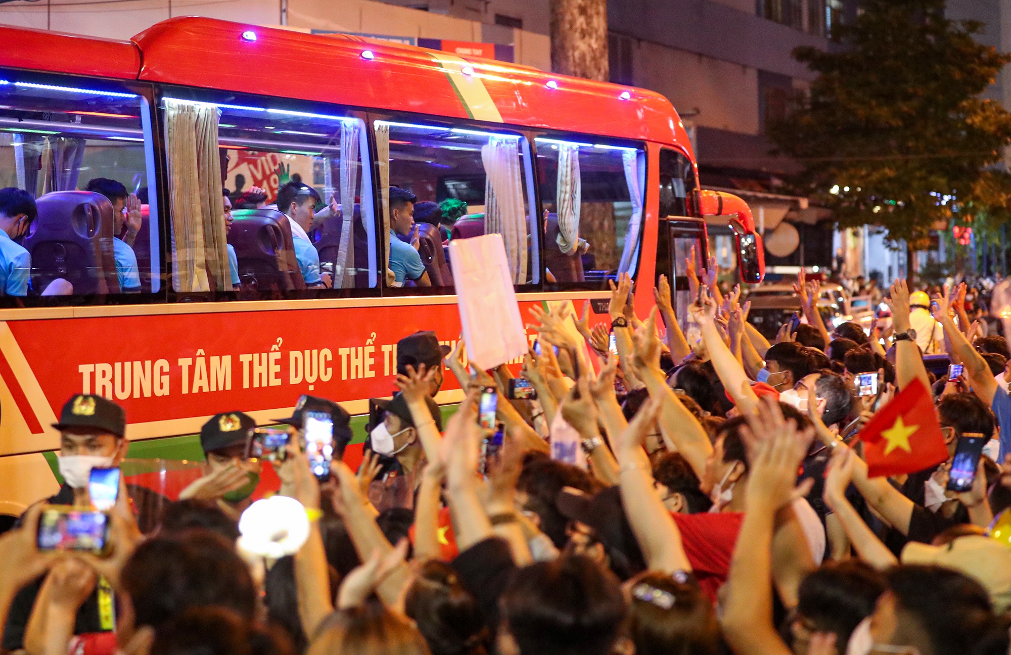 Tuyen Viet Nam trong vong vay nguoi ham mo sau chien thang hinh anh