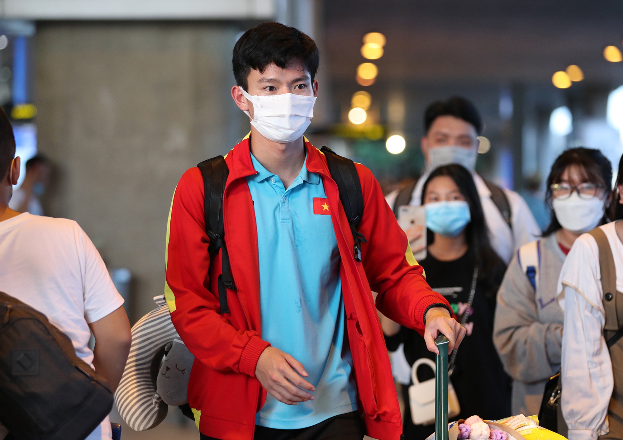 Phan Tuan Tai duoc fan nu vay quanh khi ve nuoc cung U23 Viet Nam hinh anh