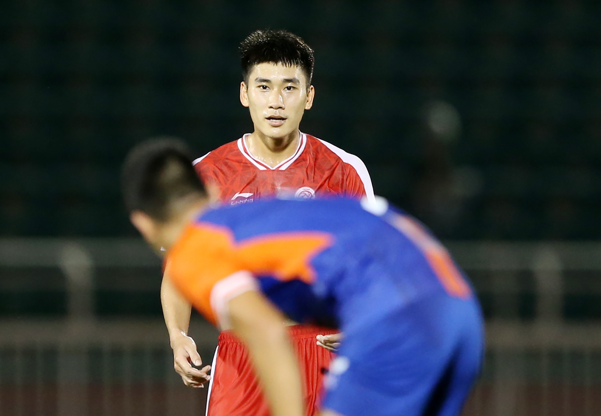 Nham Manh Dung khieu khich doi thu trong tran thang tai AFC Cup hinh anh