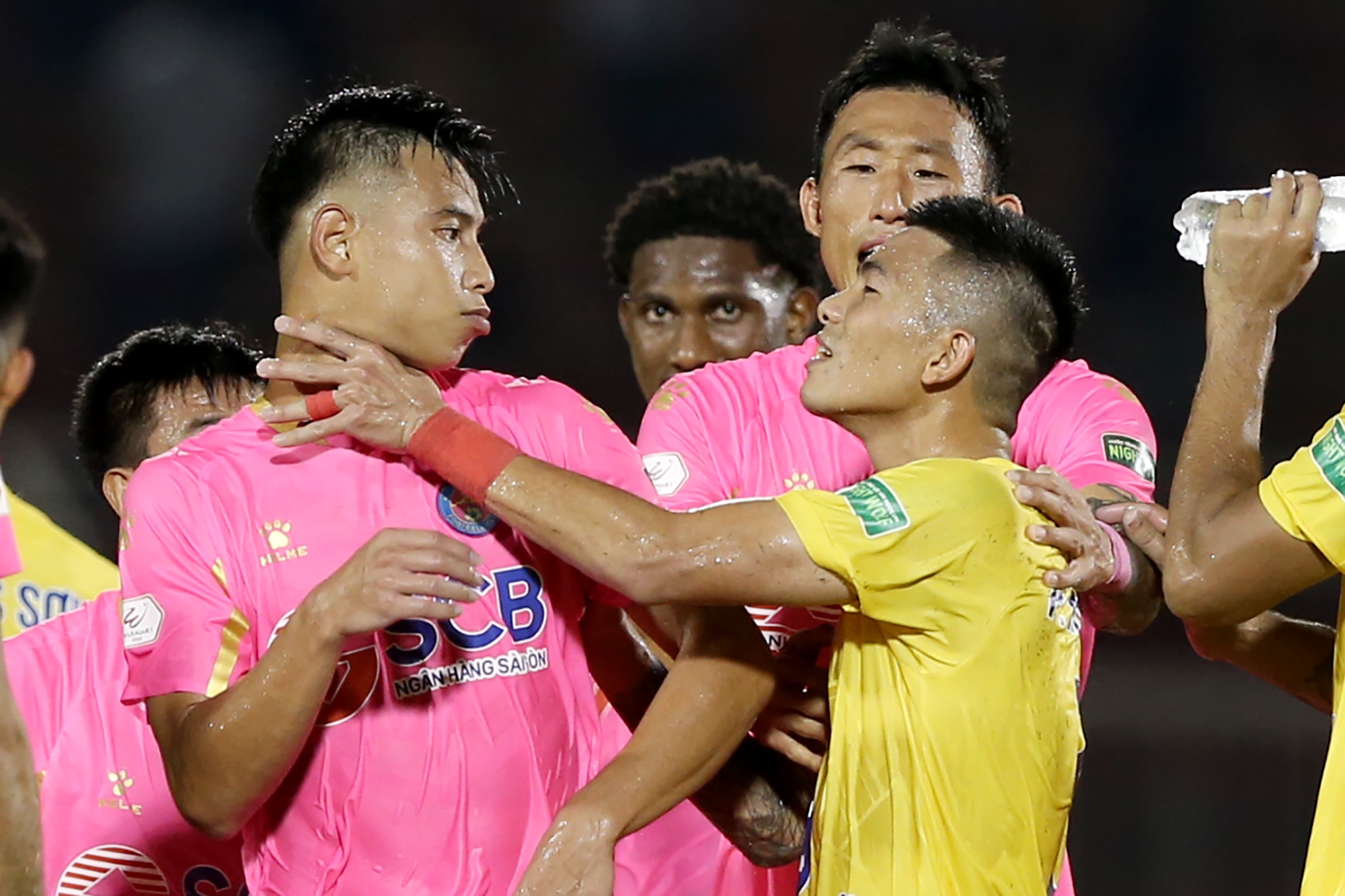 Xo xat sau tran CLB Sai Gon hoa Nam Dinh hinh anh