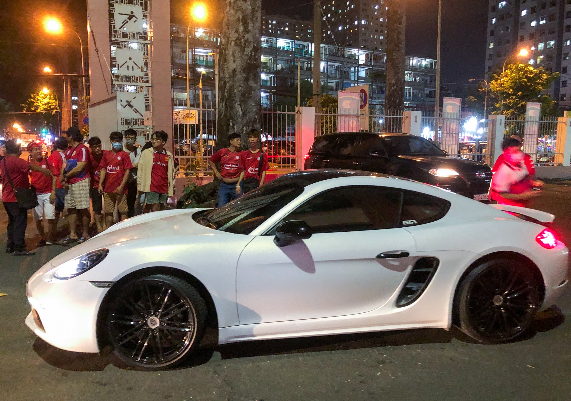 Bui Tien Dung cho vo sieu mau ra ve tren xe sang Porsche hinh anh