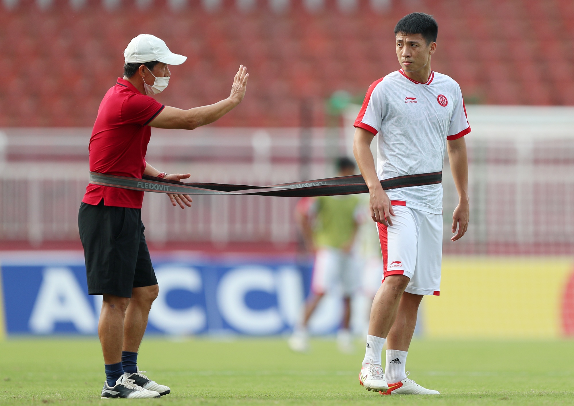 Bui Tien Dung duoc san soc dac biet truoc ban ket AFC Cup 2022 hinh anh