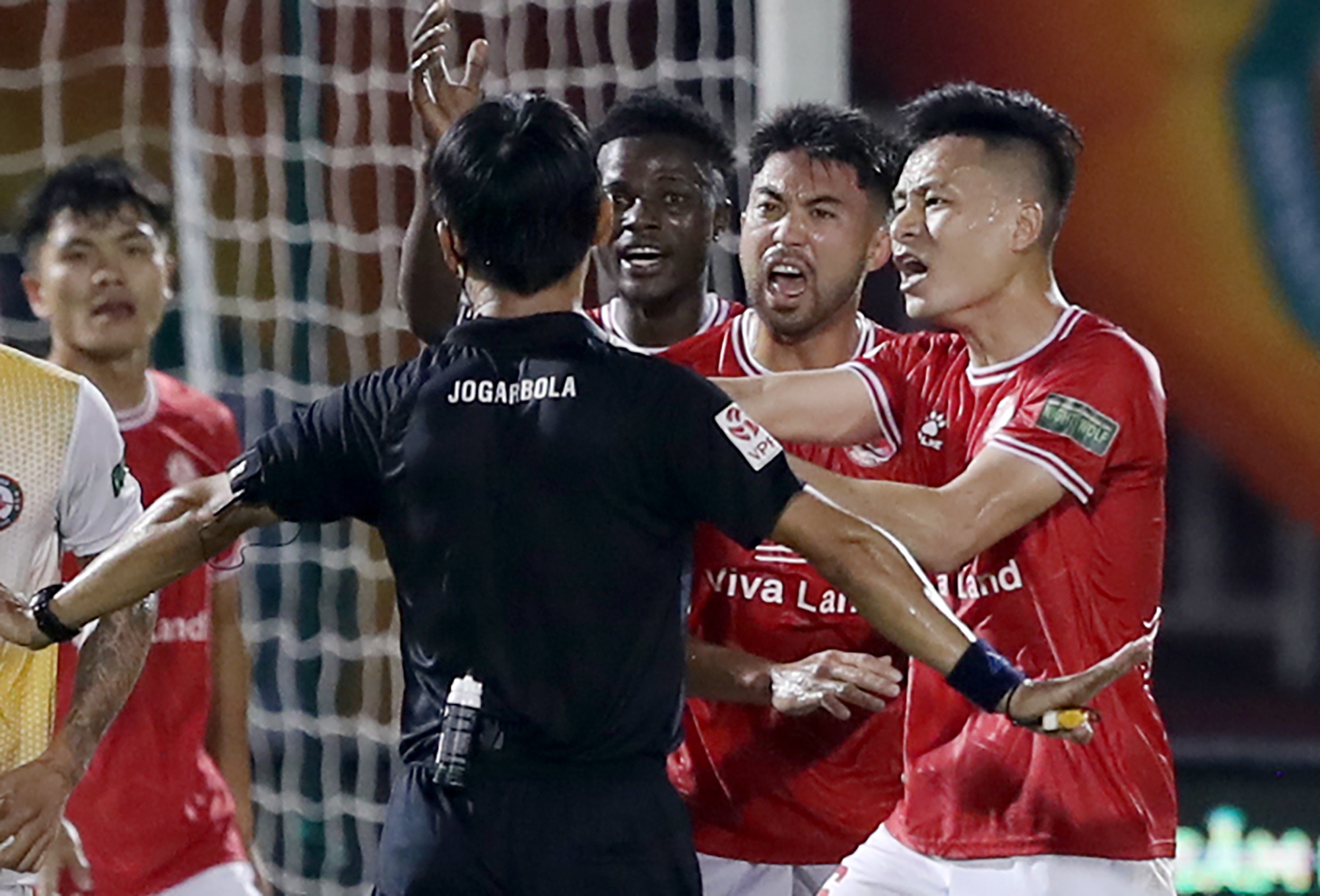 Lee Nguyen phan ung gay gat voi trong tai hinh anh