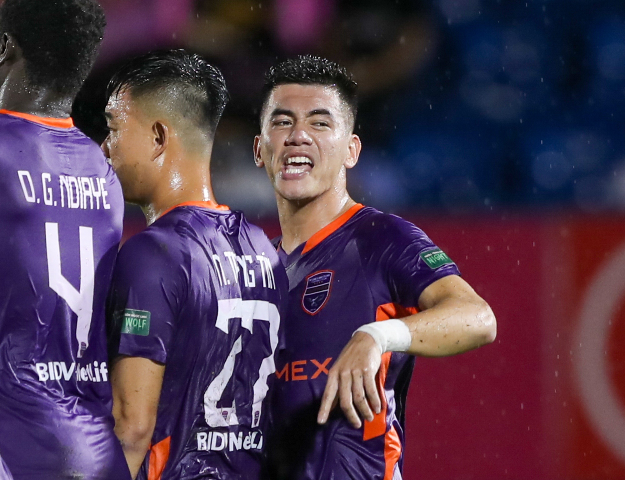 Tien Linh gat voi dong doi khi Hoang Duc sut phat hinh anh