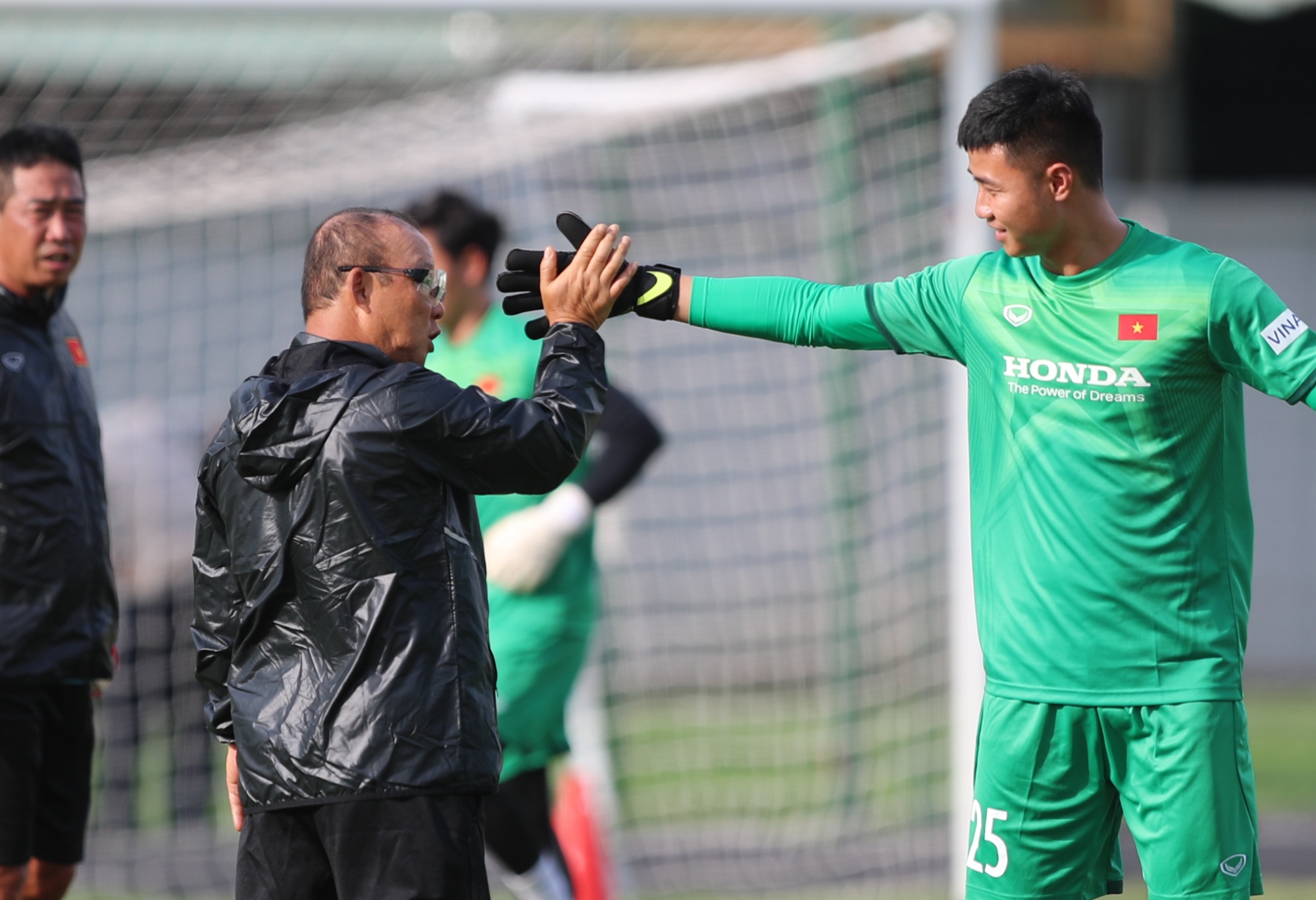 Ong Park bat ngo kiem tra suc khoe cua thu thanh tuyen Viet Nam hinh anh